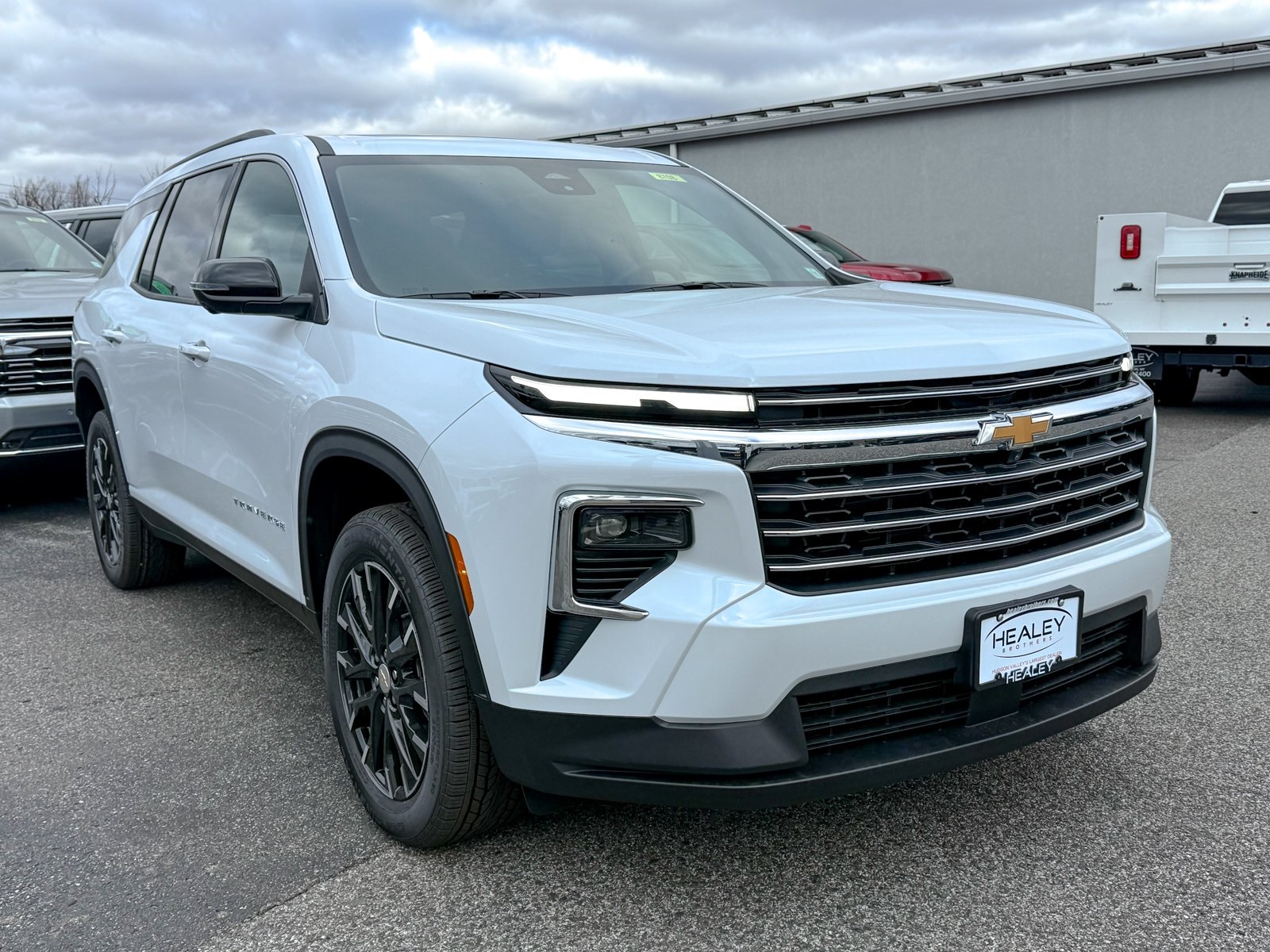 Photo view of 2026 Chevrolet Traverse in White