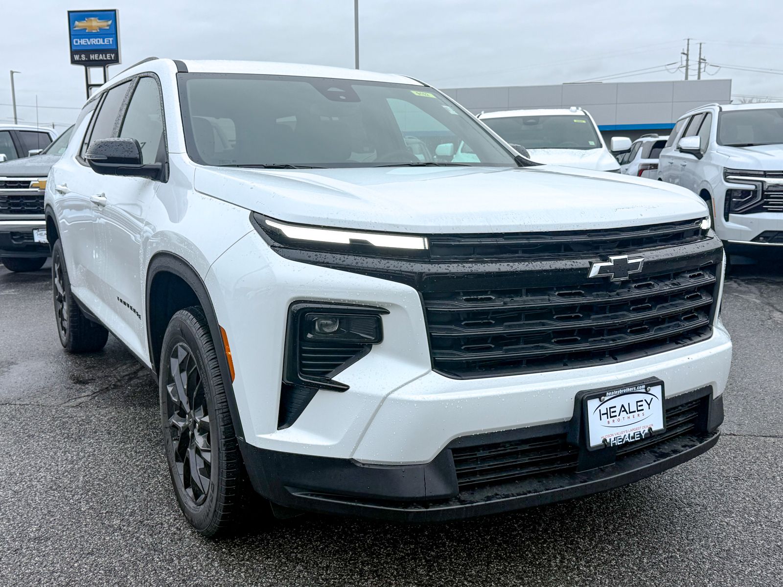 Photo view of 2026 Chevrolet Traverse in White