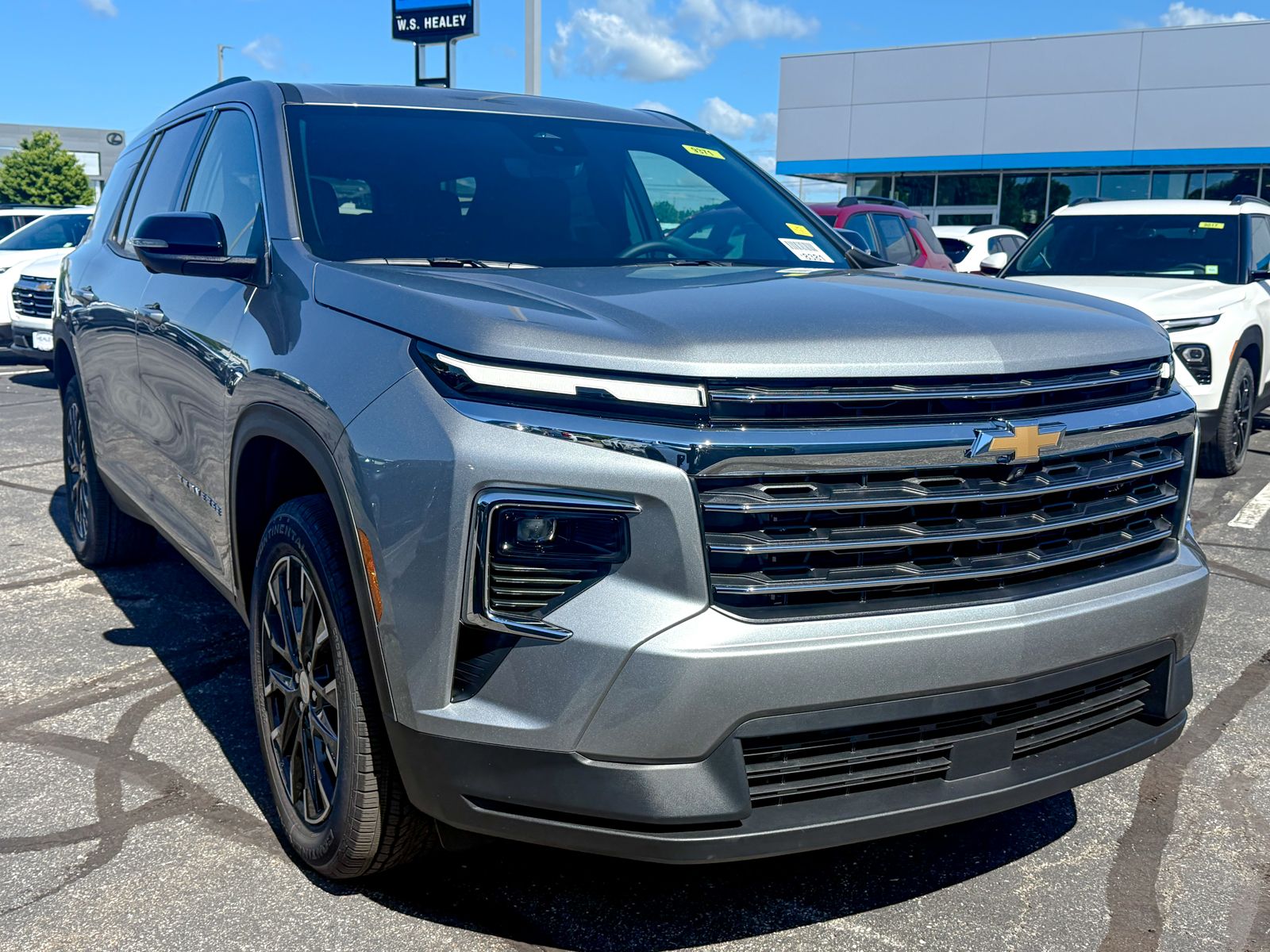 Photo view of 2026 Chevrolet Traverse in Gray