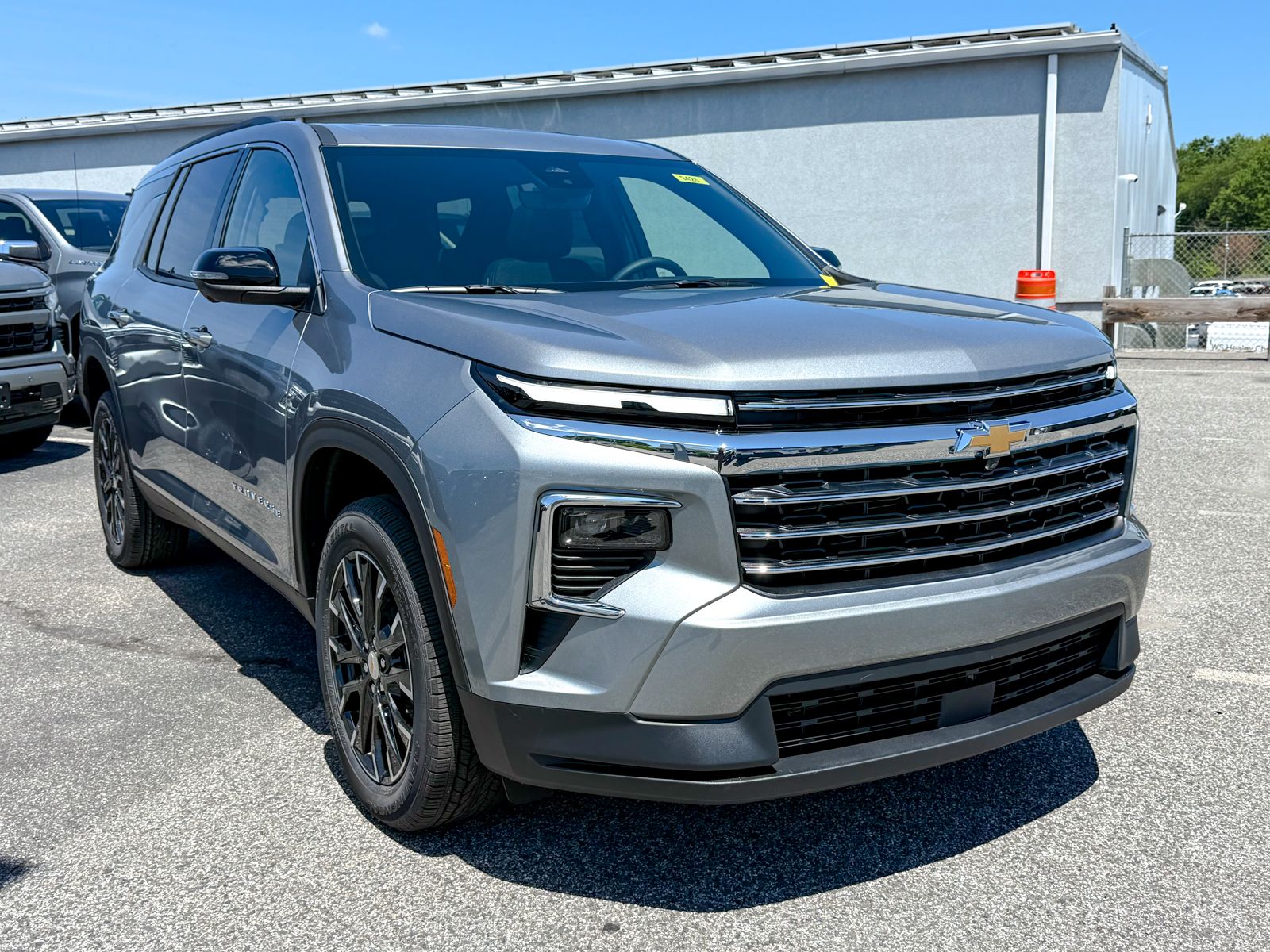 Photo view of 2026 Chevrolet Traverse in Gray