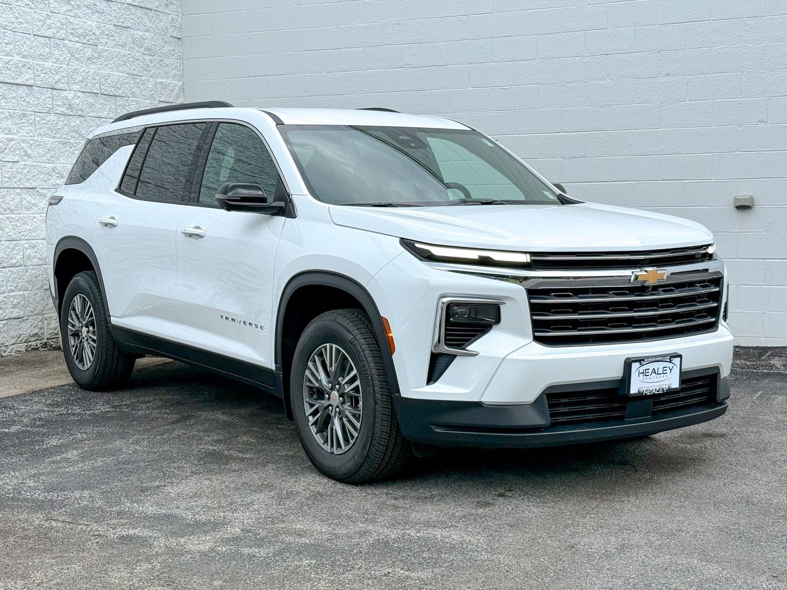 Photo view of 2026 Chevrolet Traverse in White