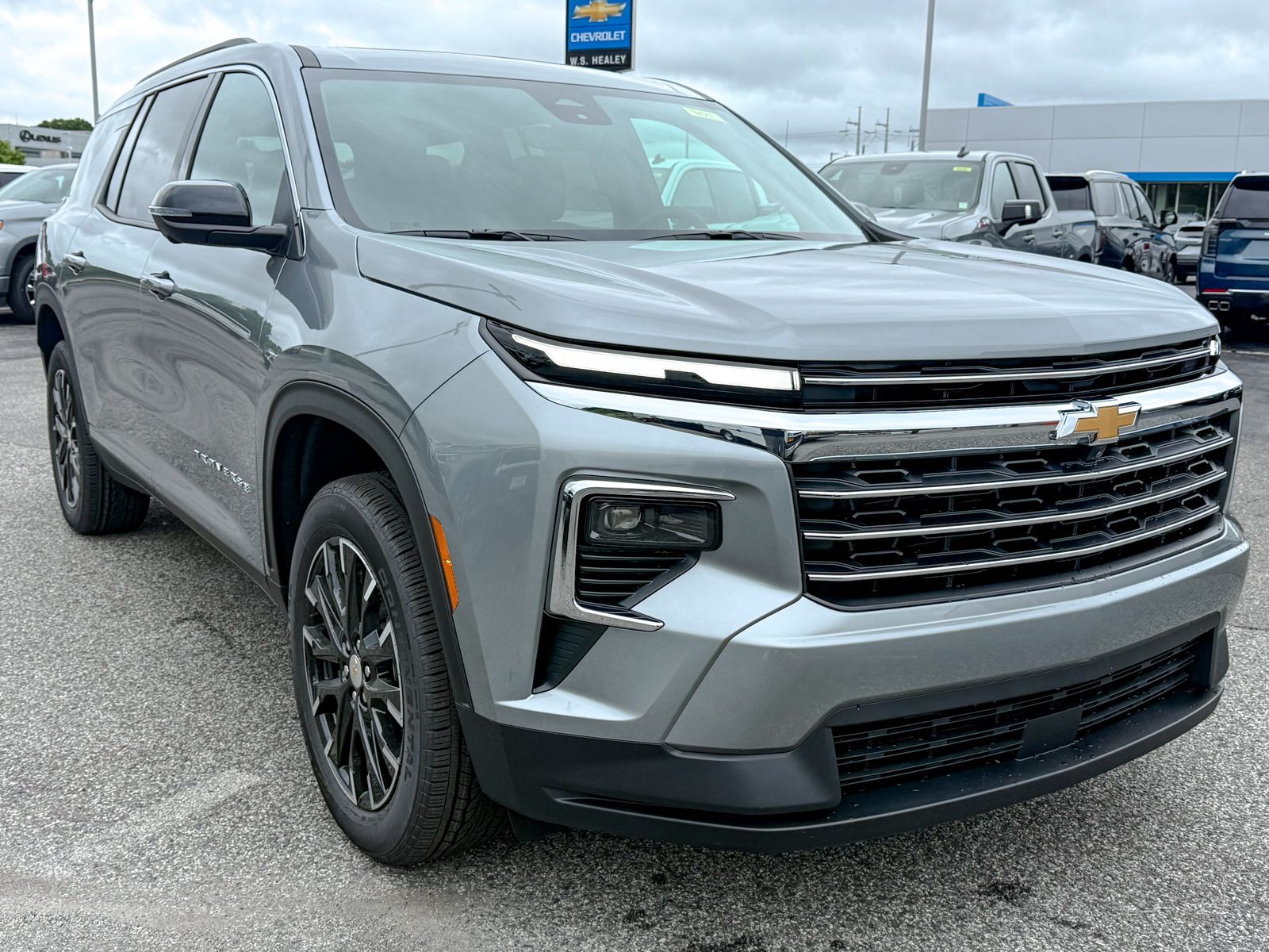 Photo view of 2026 Chevrolet Traverse in Gray