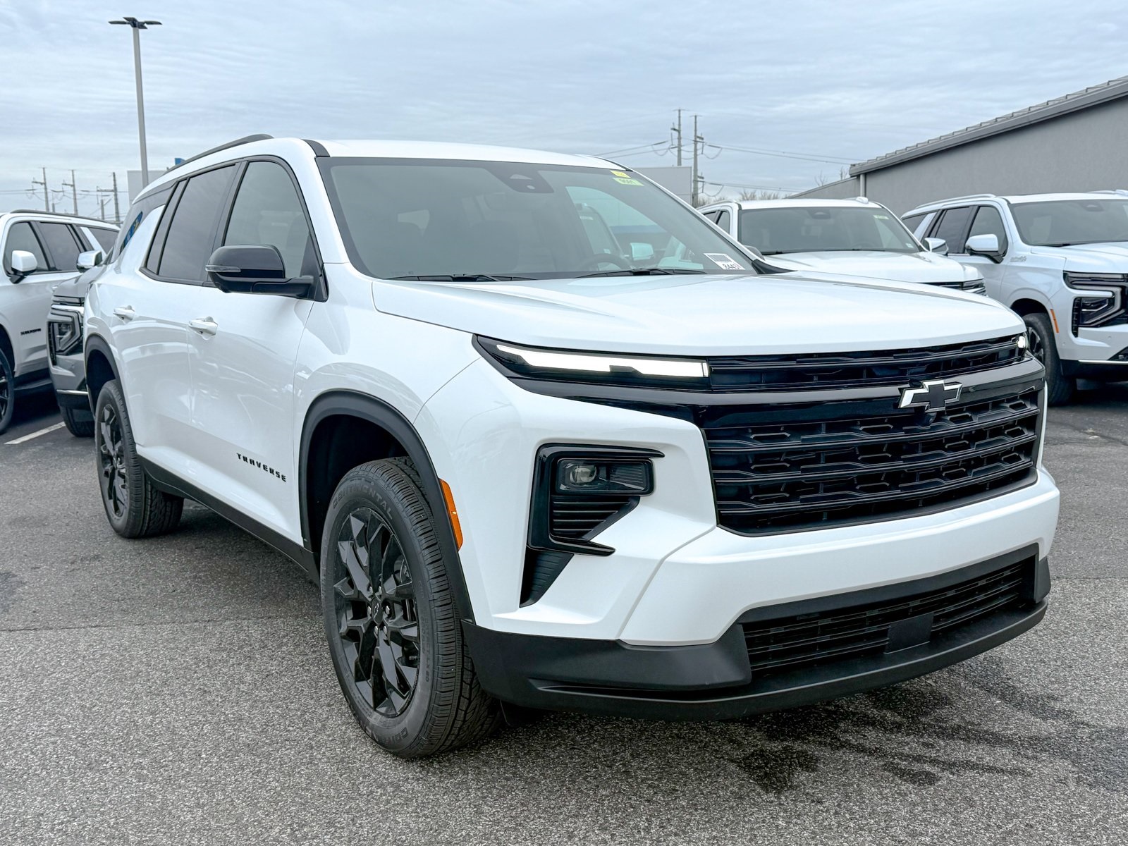 Photo view of 2026 Chevrolet Traverse in White