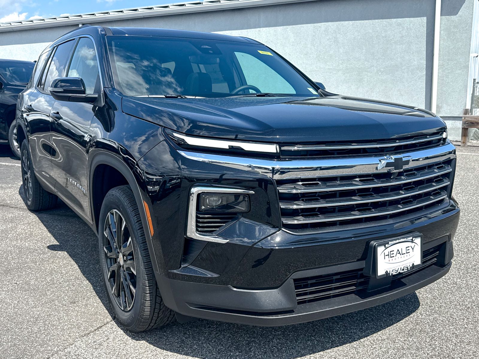 Photo view of 2026 Chevrolet Traverse in Black
