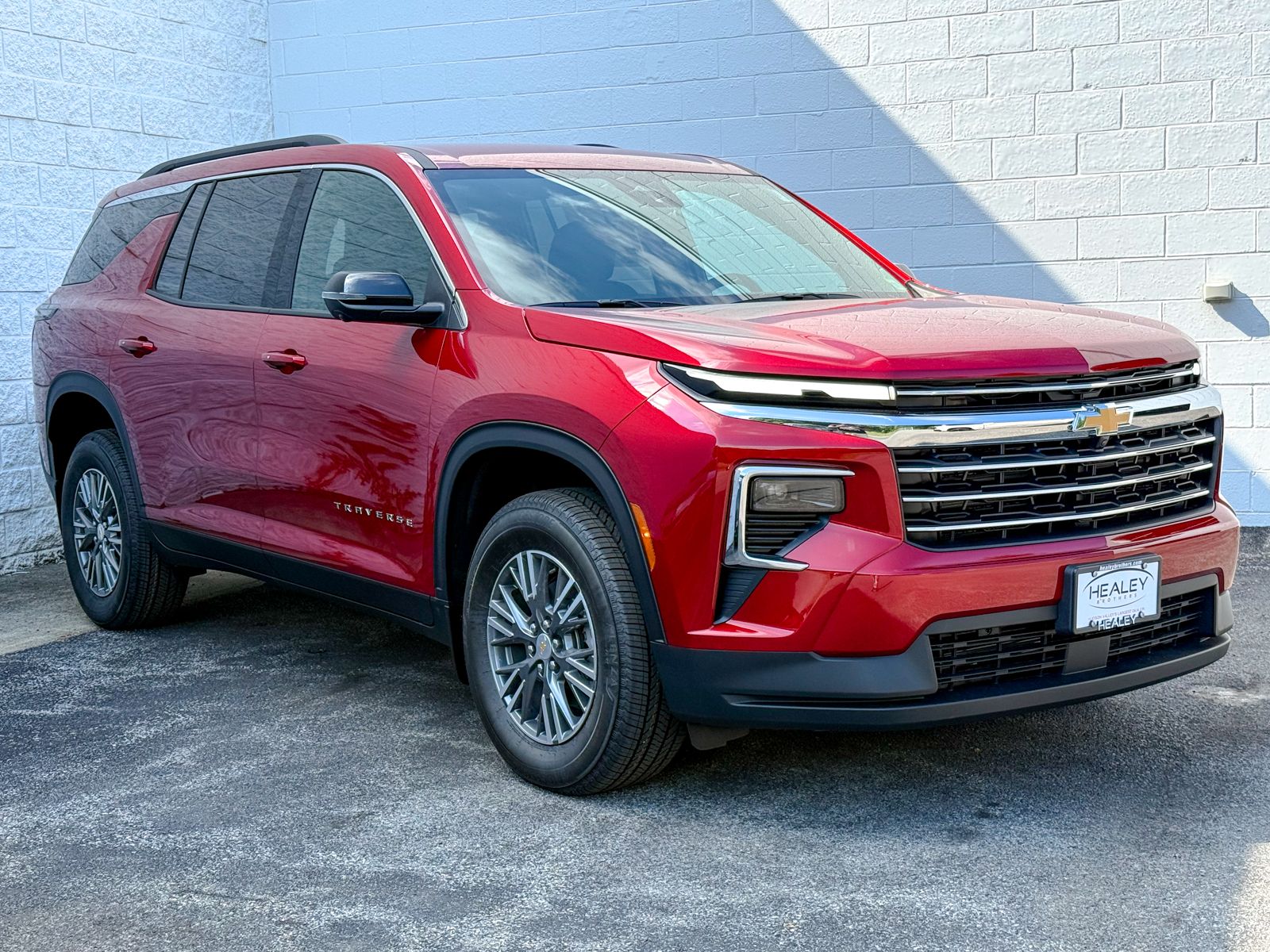 Photo view of 2026 Chevrolet Traverse in Red