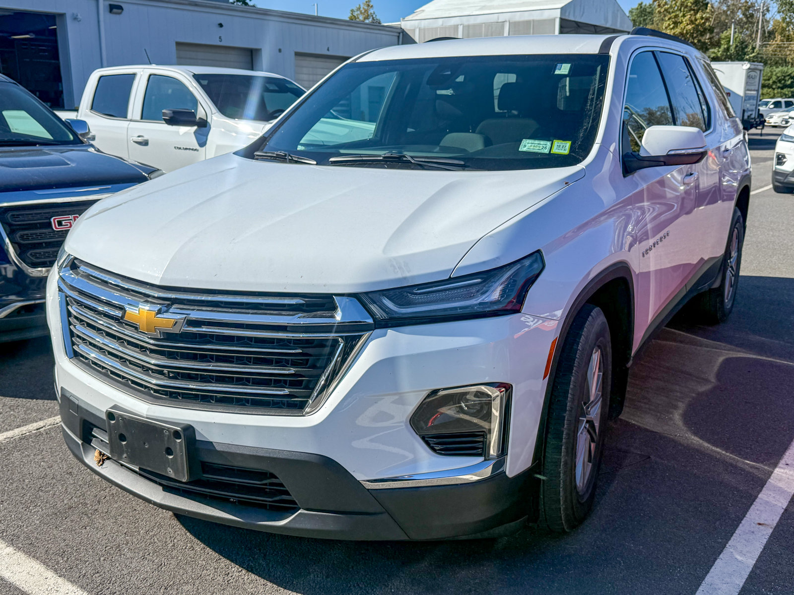 Photo view of 2022 Chevrolet Traverse in White