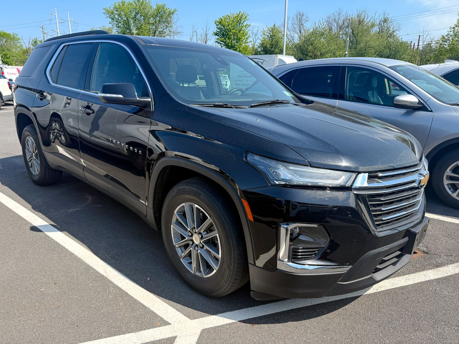 Photo view of 2023 Chevrolet Traverse in Black