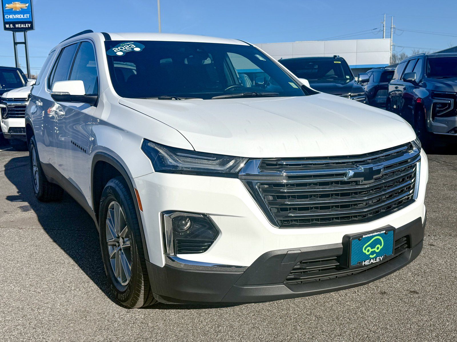 Photo view of 2023 Chevrolet Traverse in White