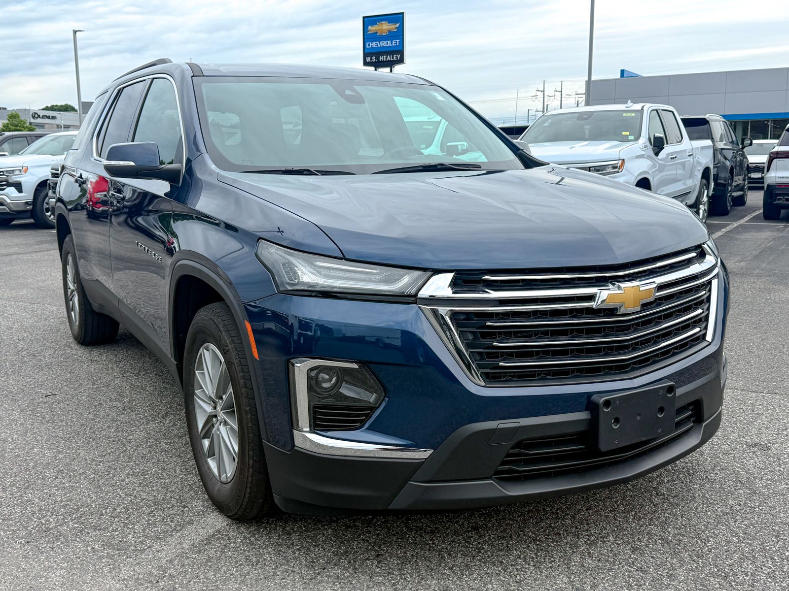 Photo view of 2023 Chevrolet Traverse in Blue