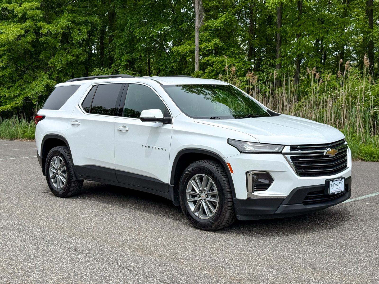 Photo view of 2023 Chevrolet Traverse in White