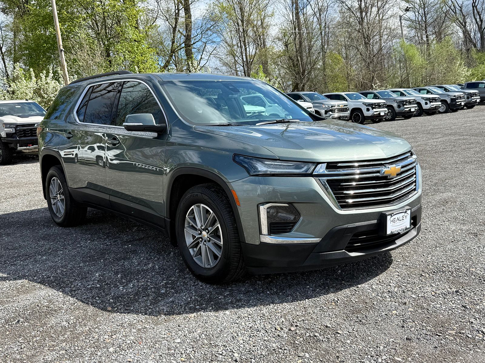 Photo view of 2023 Chevrolet Traverse in Green