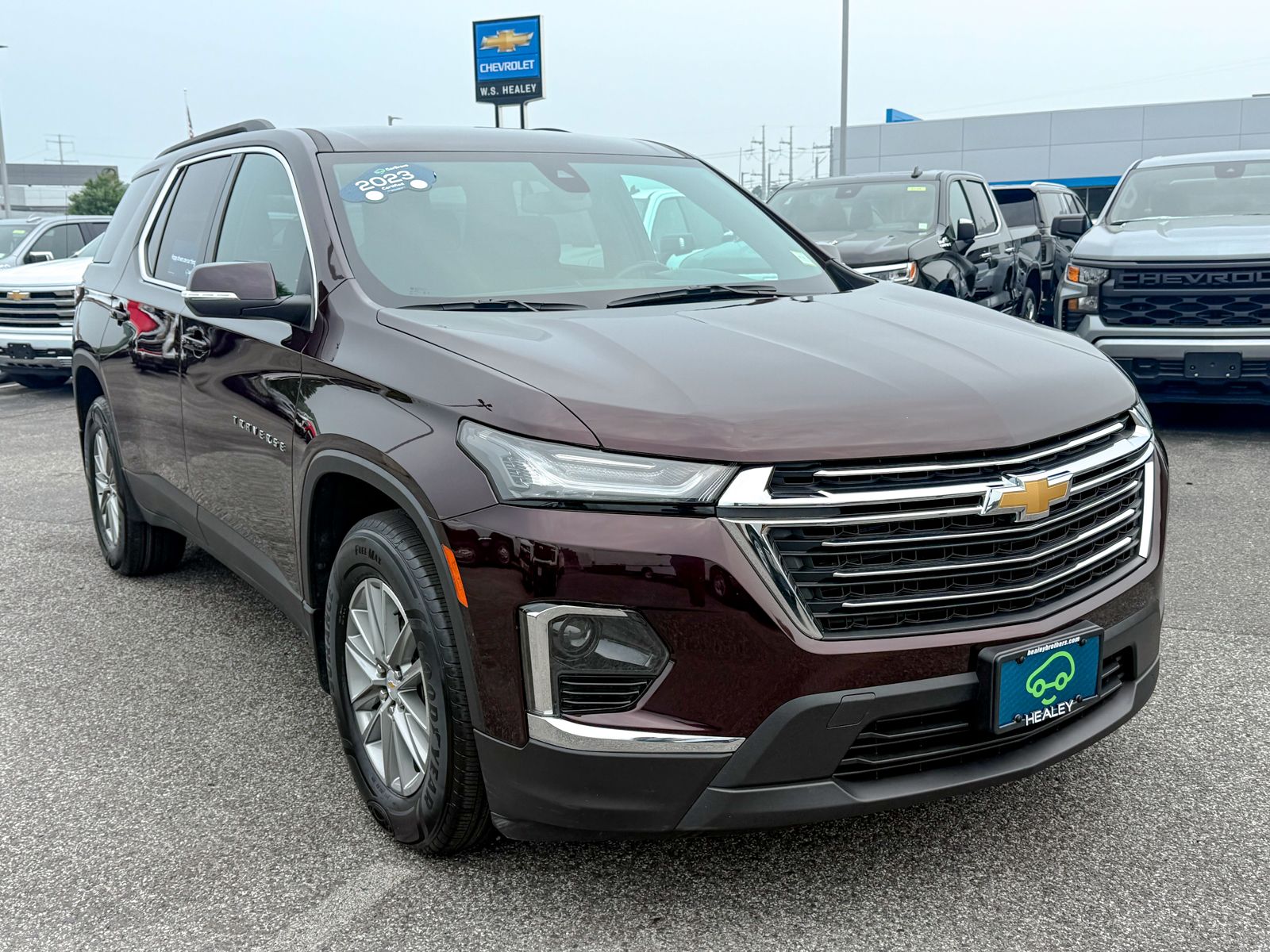 Photo view of 2023 Chevrolet Traverse in Maroon