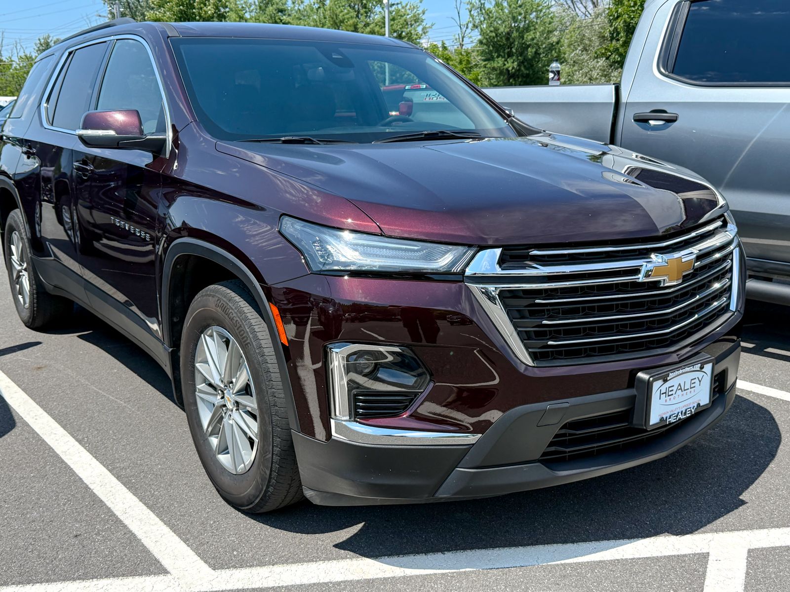 Photo view of 2023 Chevrolet Traverse in Maroon