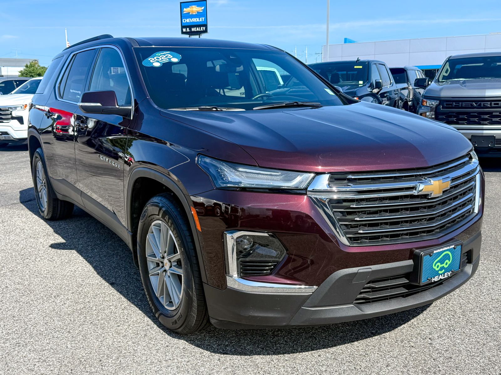 Photo view of 2023 Chevrolet Traverse in Maroon