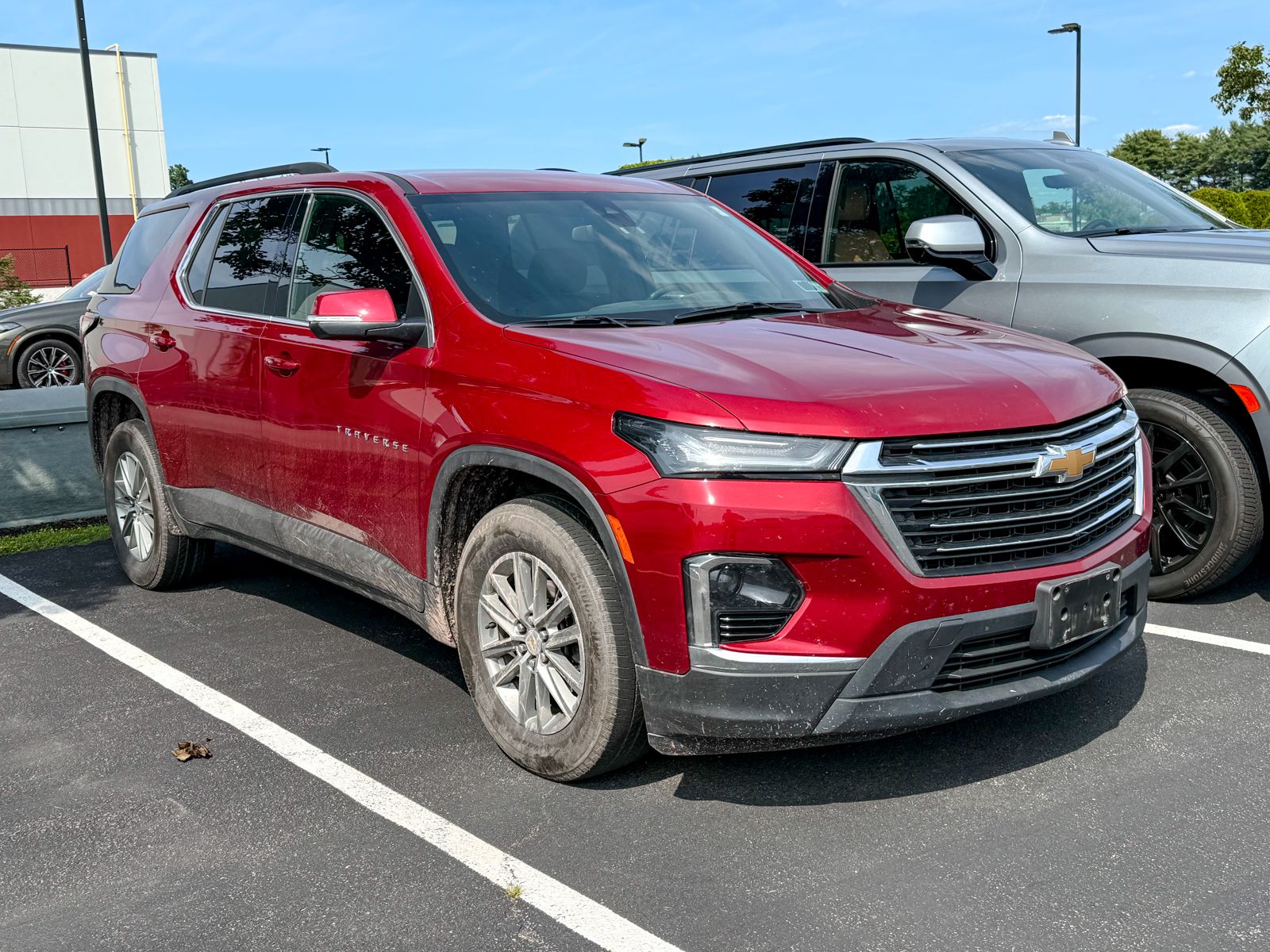 Photo view of 2023 Chevrolet Traverse in Red
