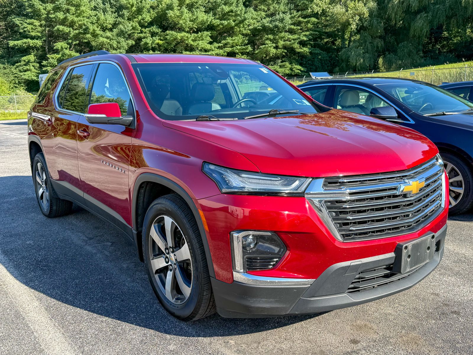 Photo view of 2023 Chevrolet Traverse in Red