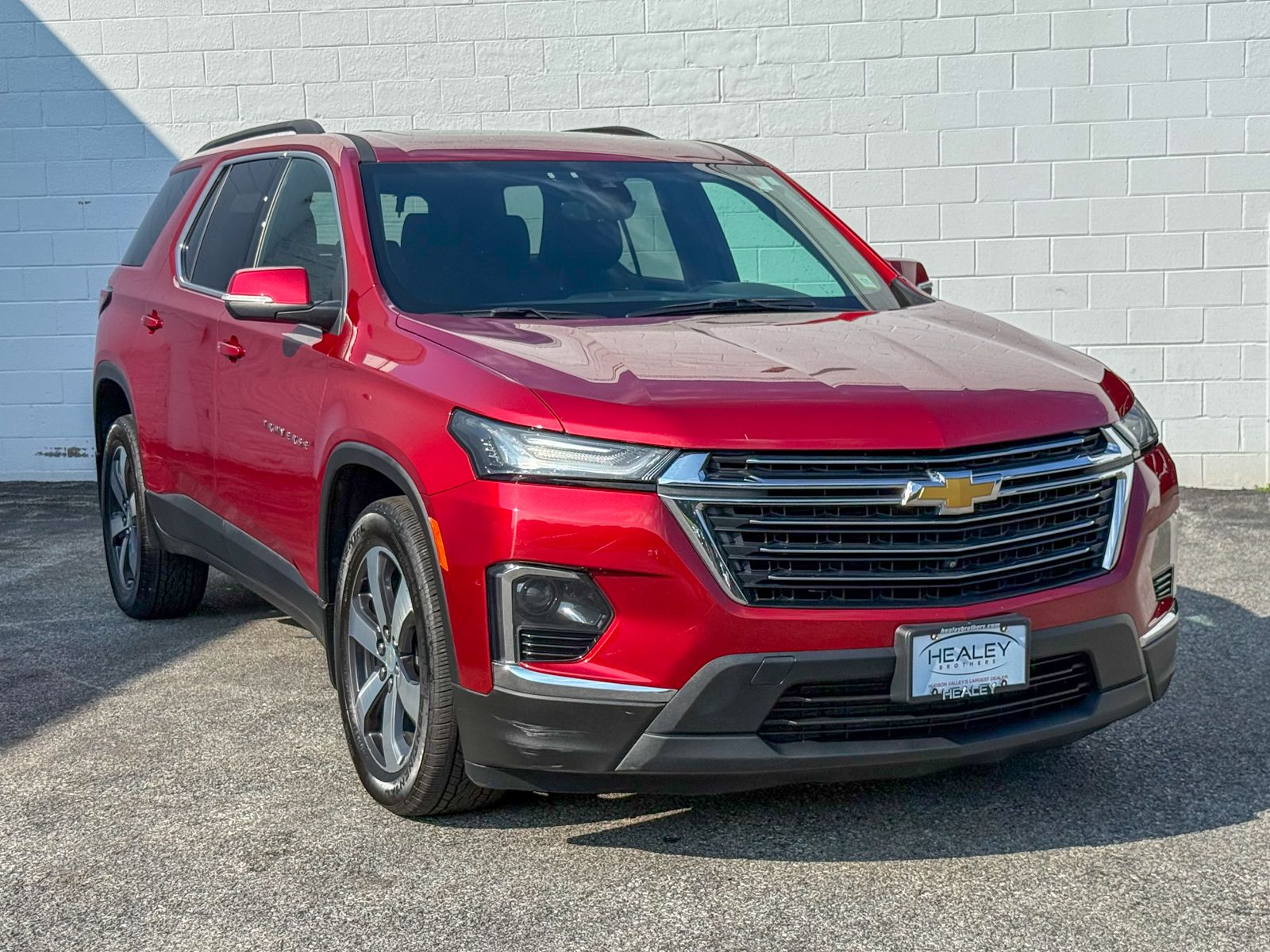 Photo view of 2023 Chevrolet Traverse in