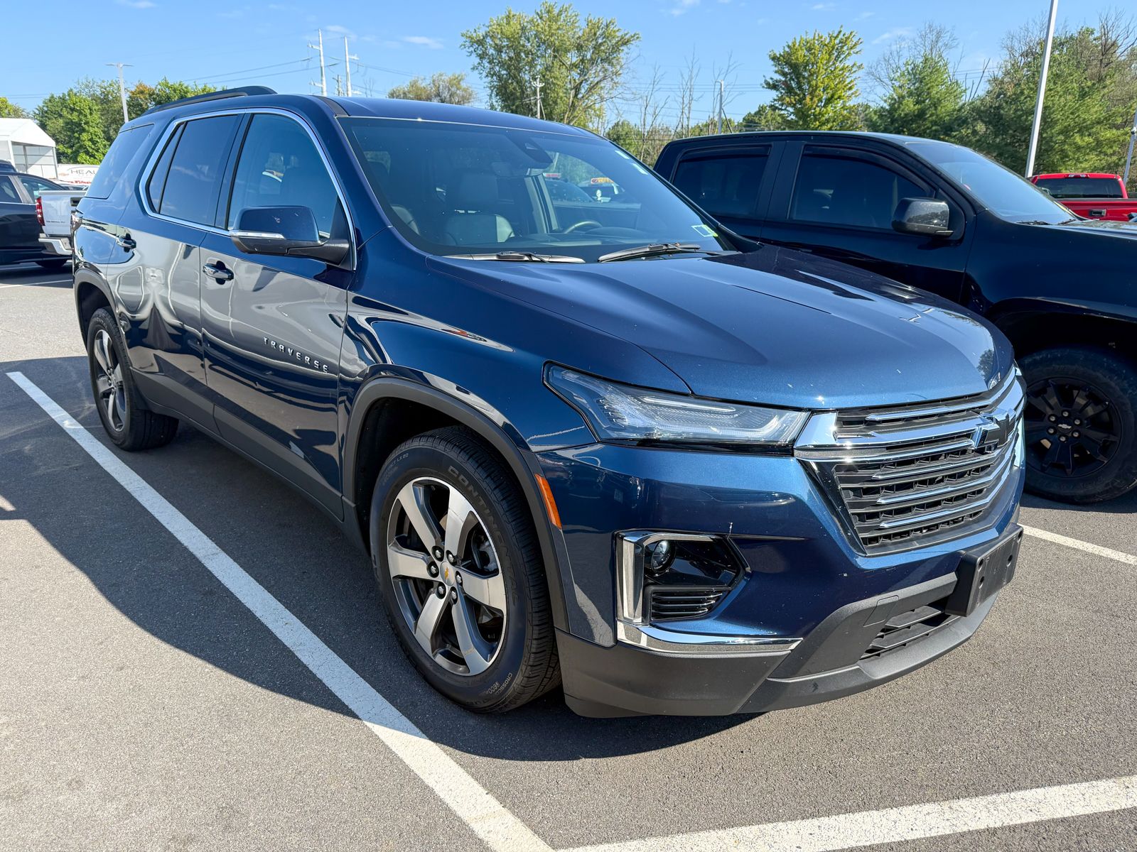 Photo view of 2023 Chevrolet Traverse in Blue