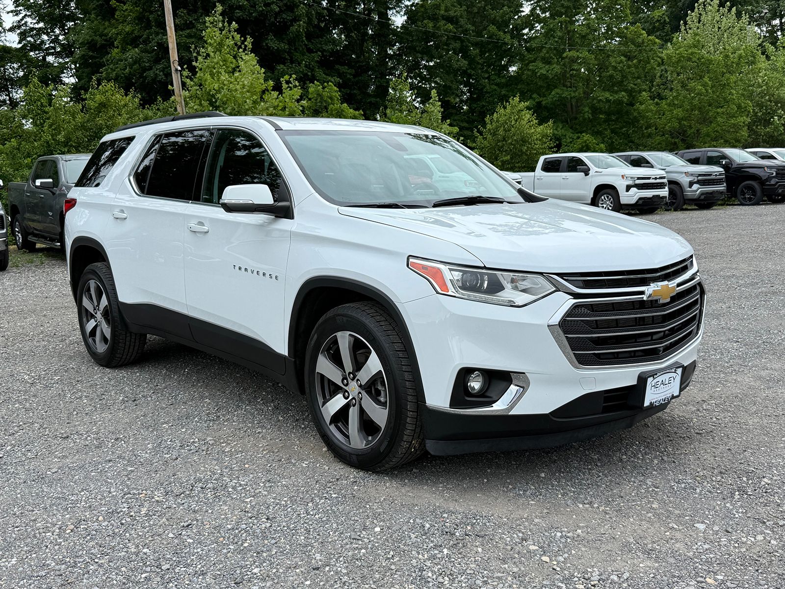 Photo view of 2021 Chevrolet Traverse in White