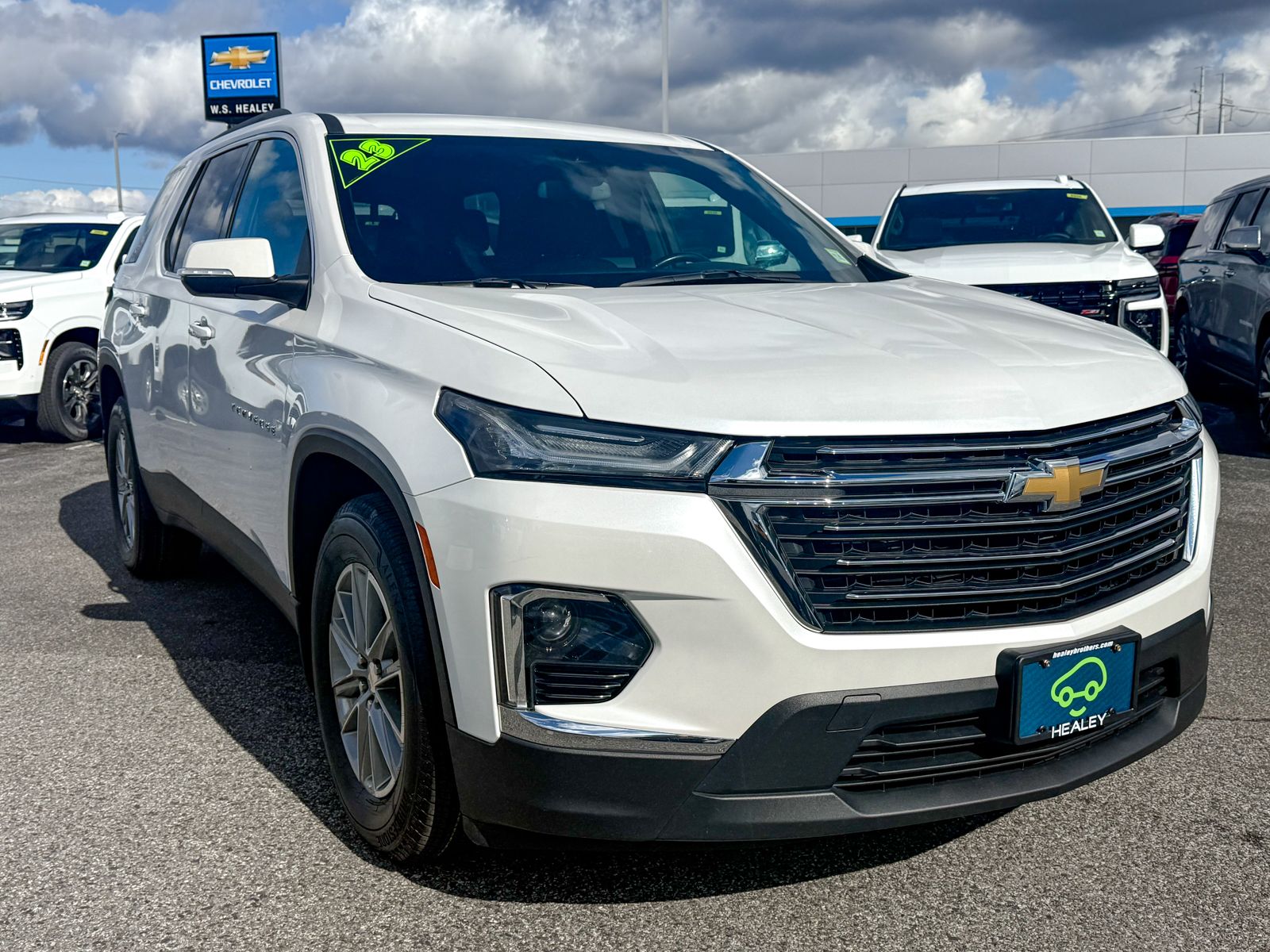 Photo view of 2023 Chevrolet Traverse in White