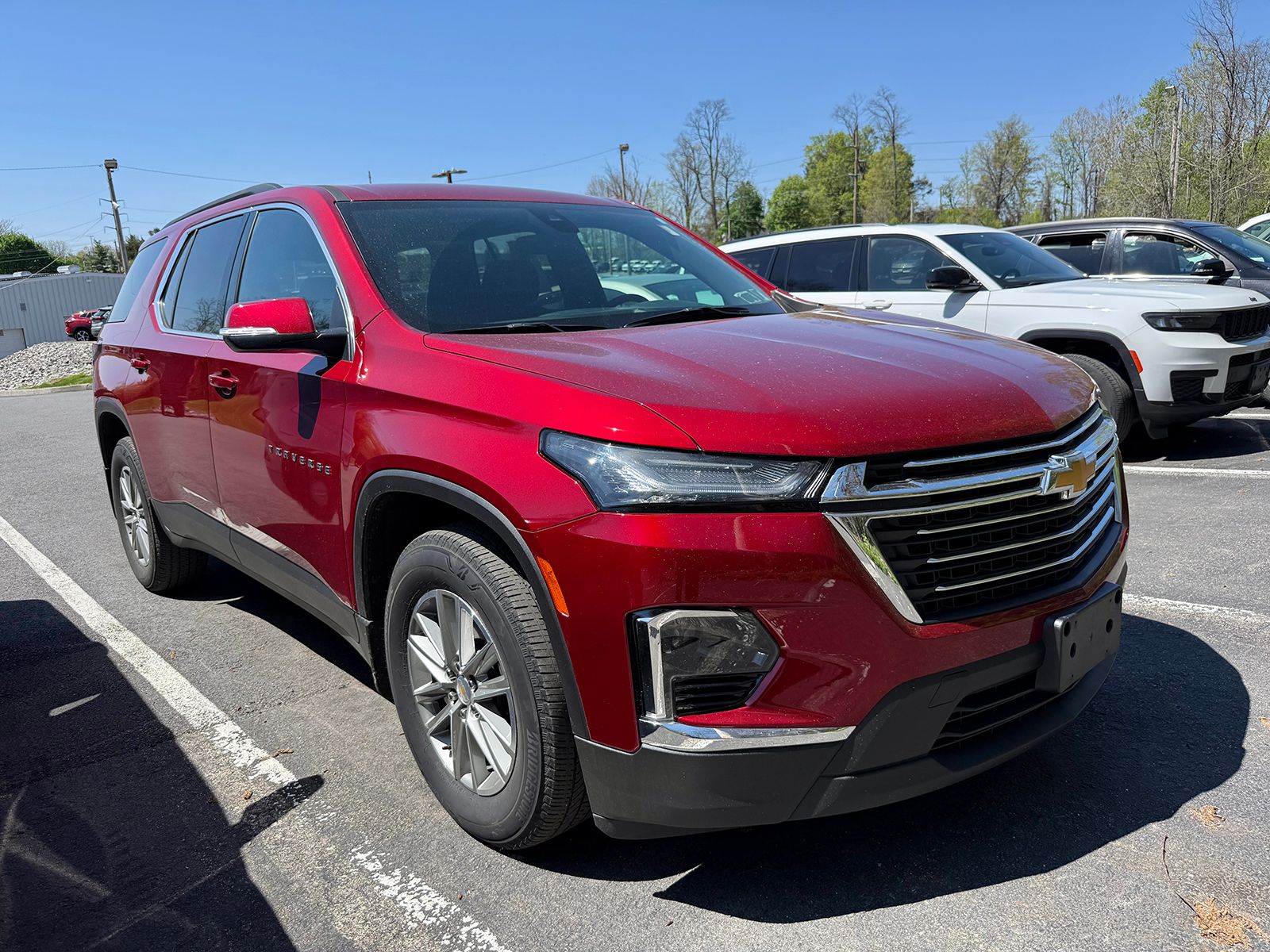 Photo view of 2023 Chevrolet Traverse in Red