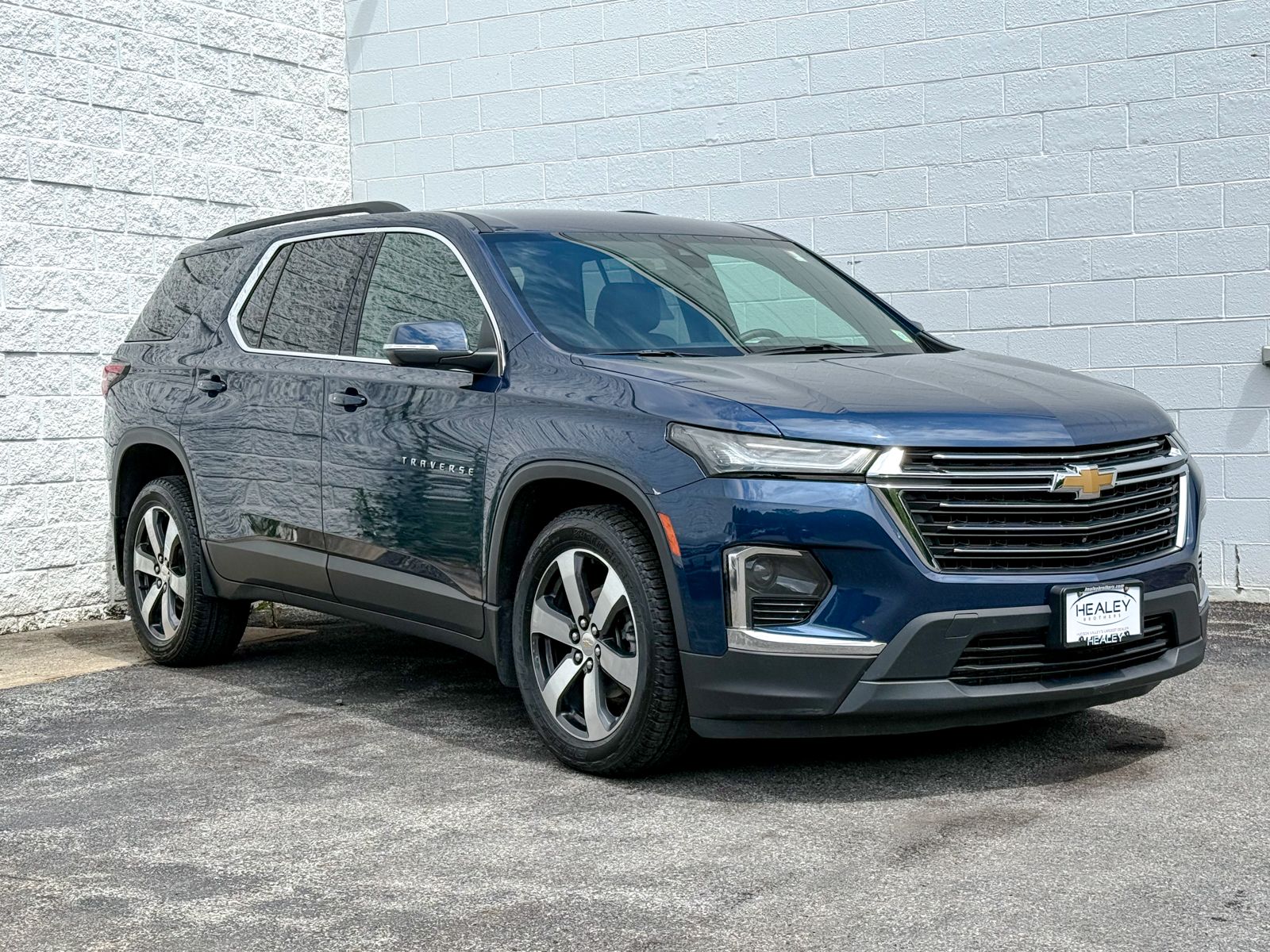Photo view of 2023 Chevrolet Traverse in Blue