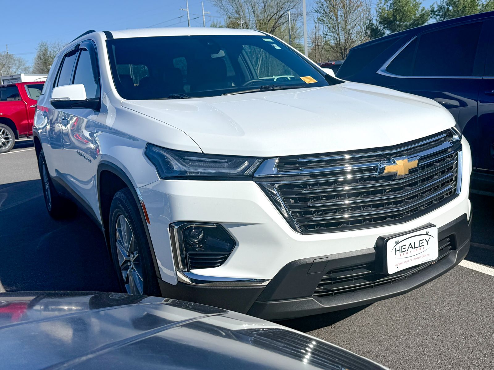 Photo view of 2023 Chevrolet Traverse in White