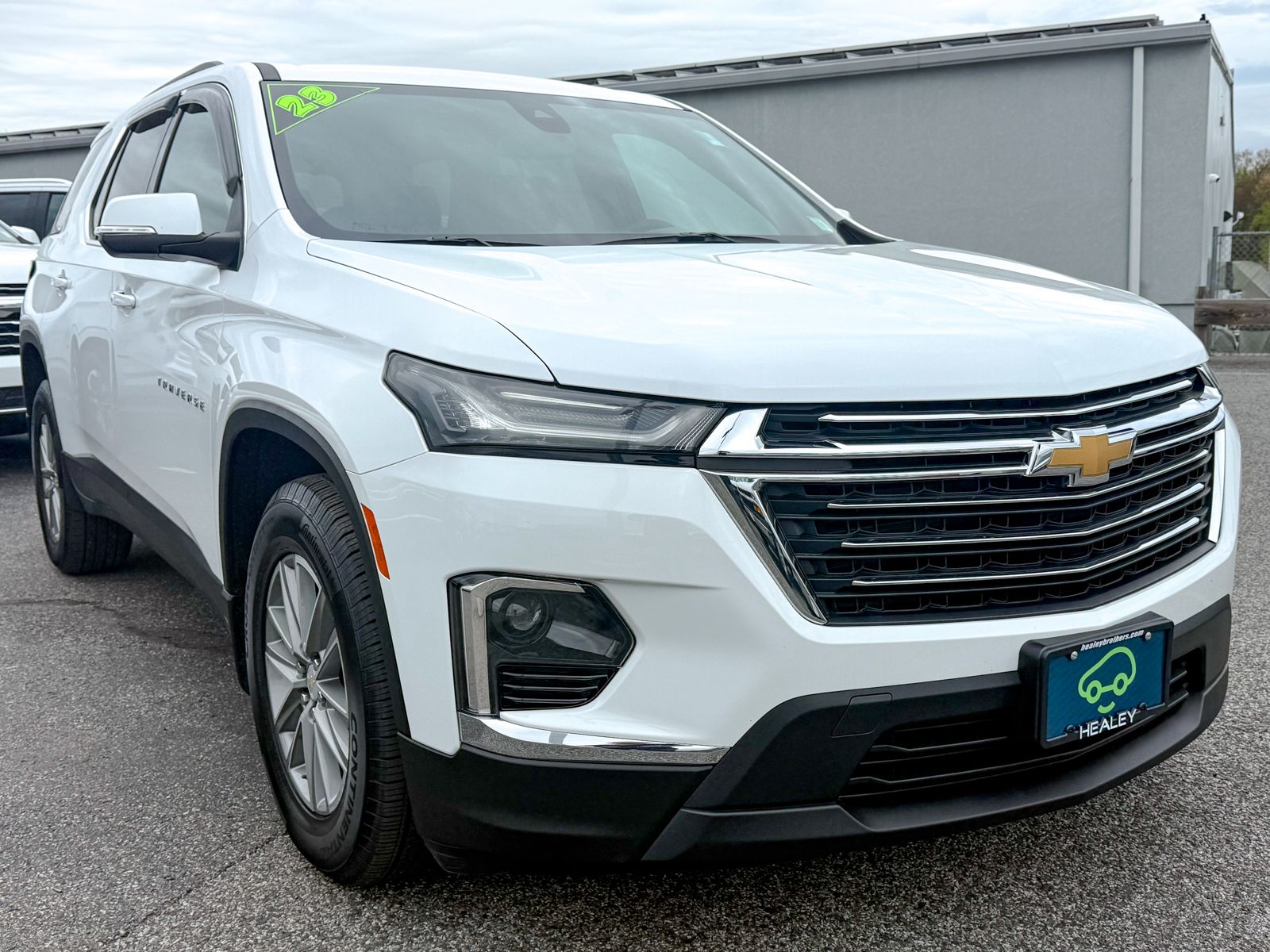 Photo view of 2023 Chevrolet Traverse in White