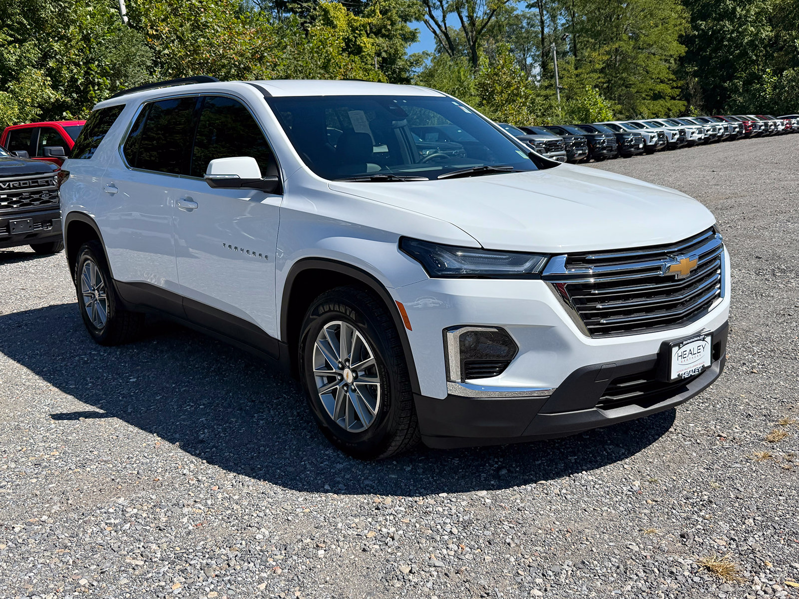 Photo view of 2023 Chevrolet Traverse in White