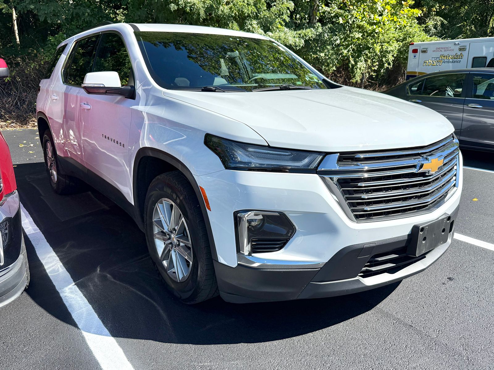 Photo view of 2023 Chevrolet Traverse in White