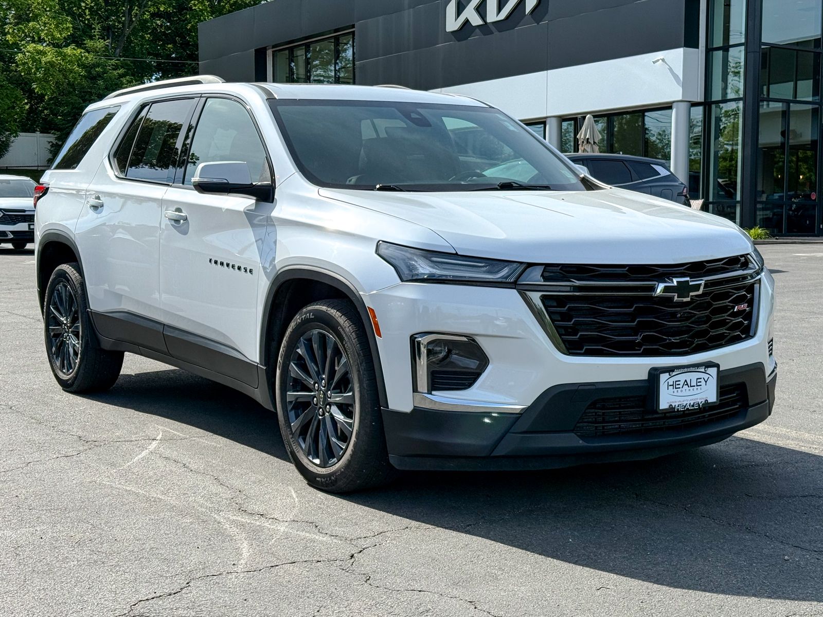 Photo view of 2023 Chevrolet Traverse in White