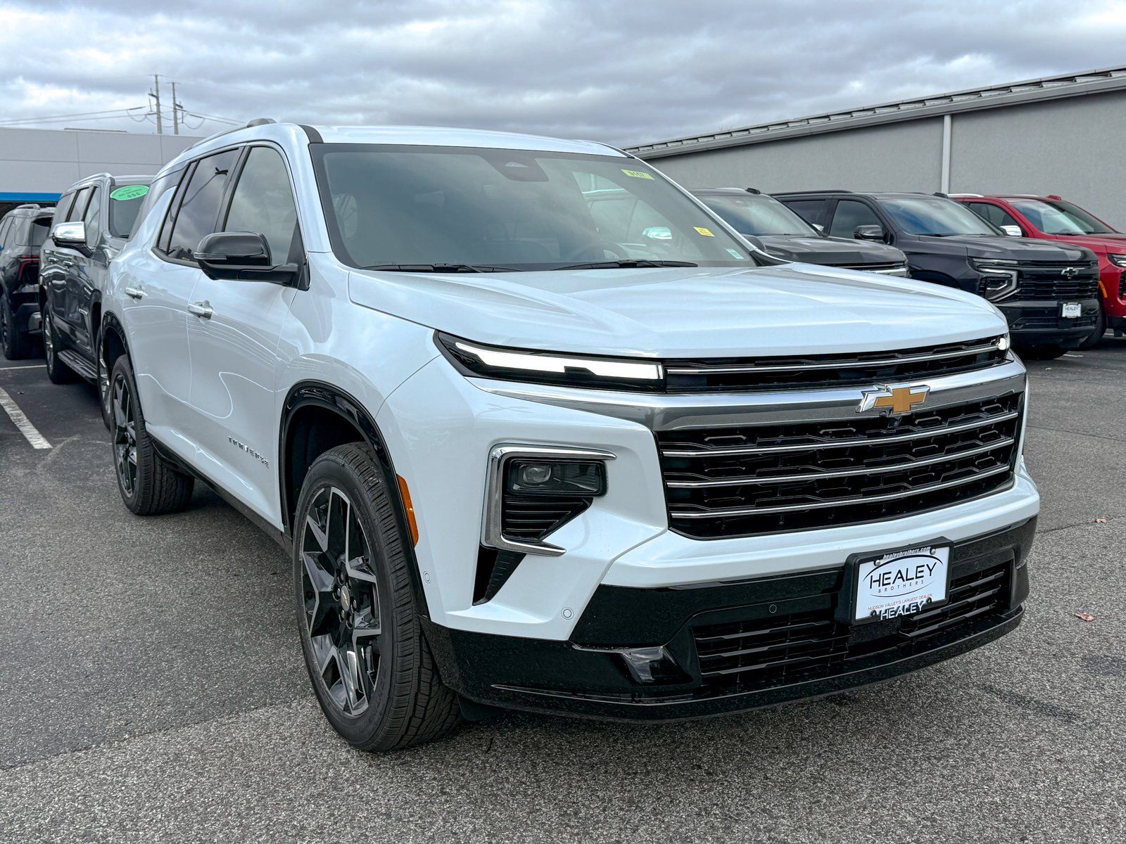 Photo view of 2026 Chevrolet Traverse in White