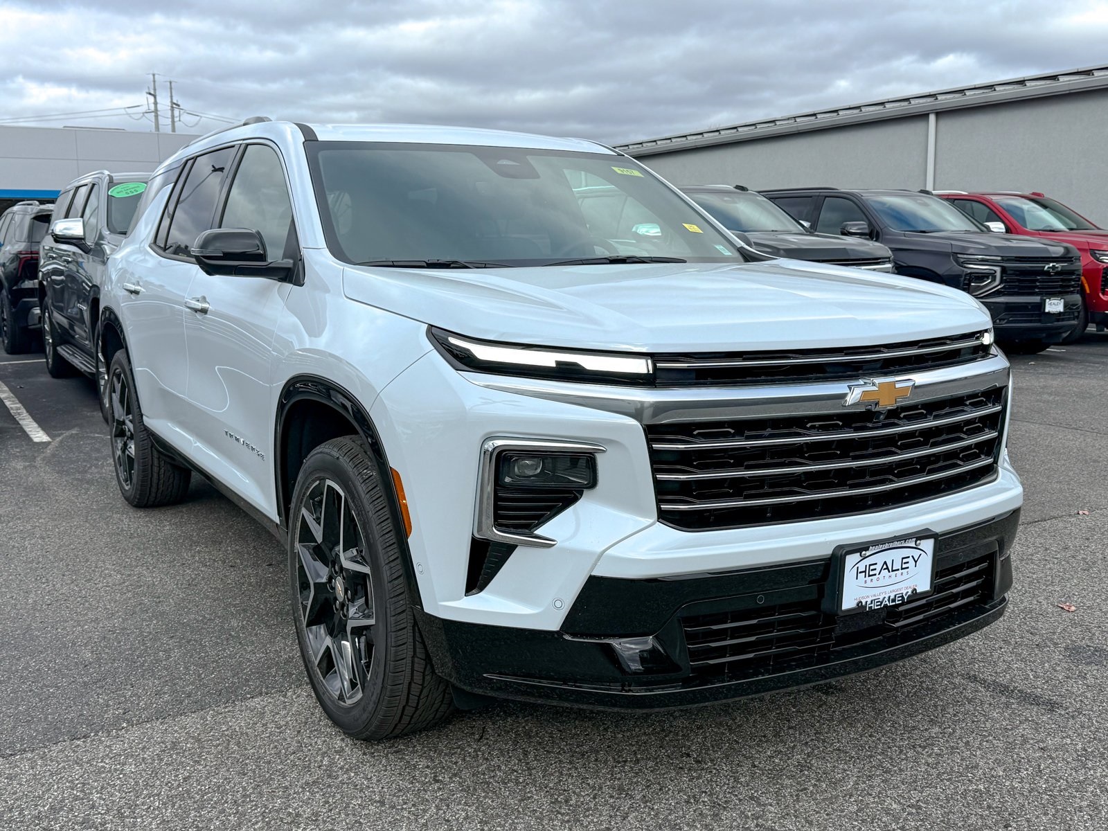Photo view of 2026 Chevrolet Traverse in White