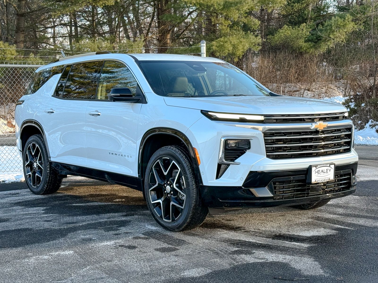 Photo view of 2026 Chevrolet Traverse in White