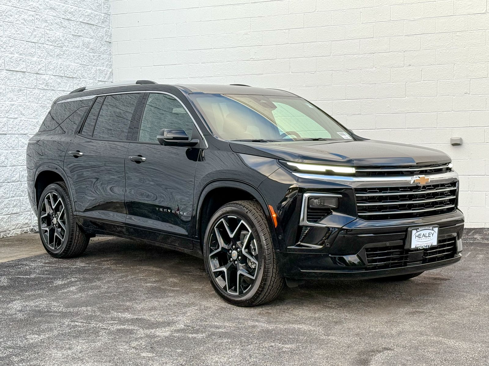 Photo view of 2026 Chevrolet Traverse in Black