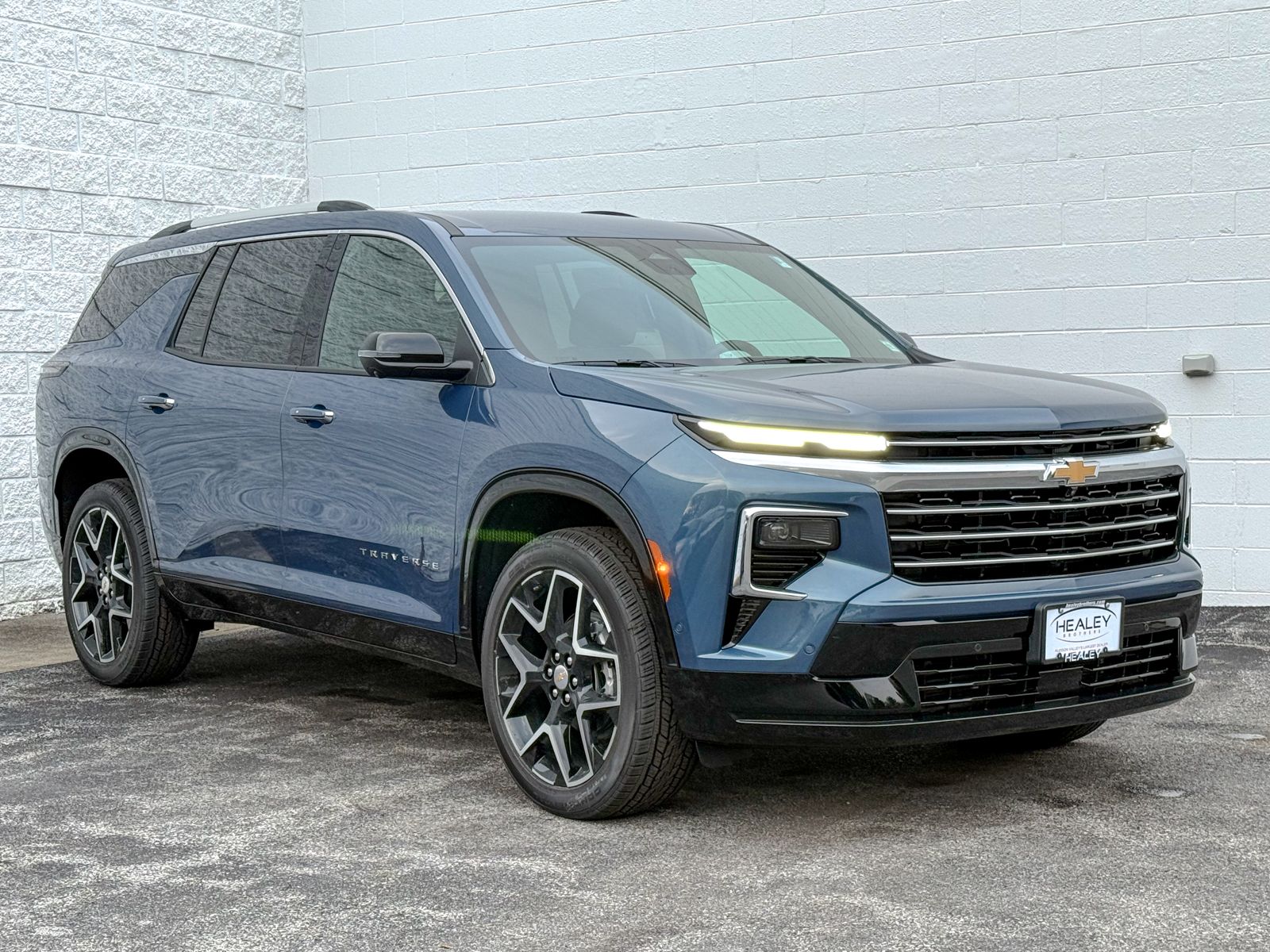Photo view of 2026 Chevrolet Traverse in Blue