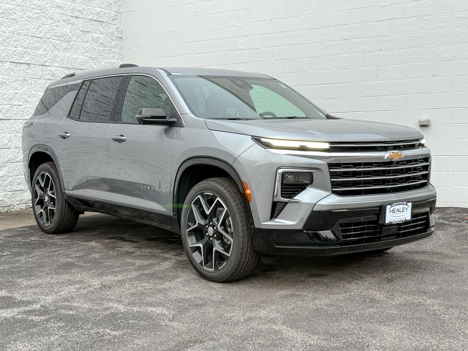 Photo view of 2026 Chevrolet Traverse in Gray