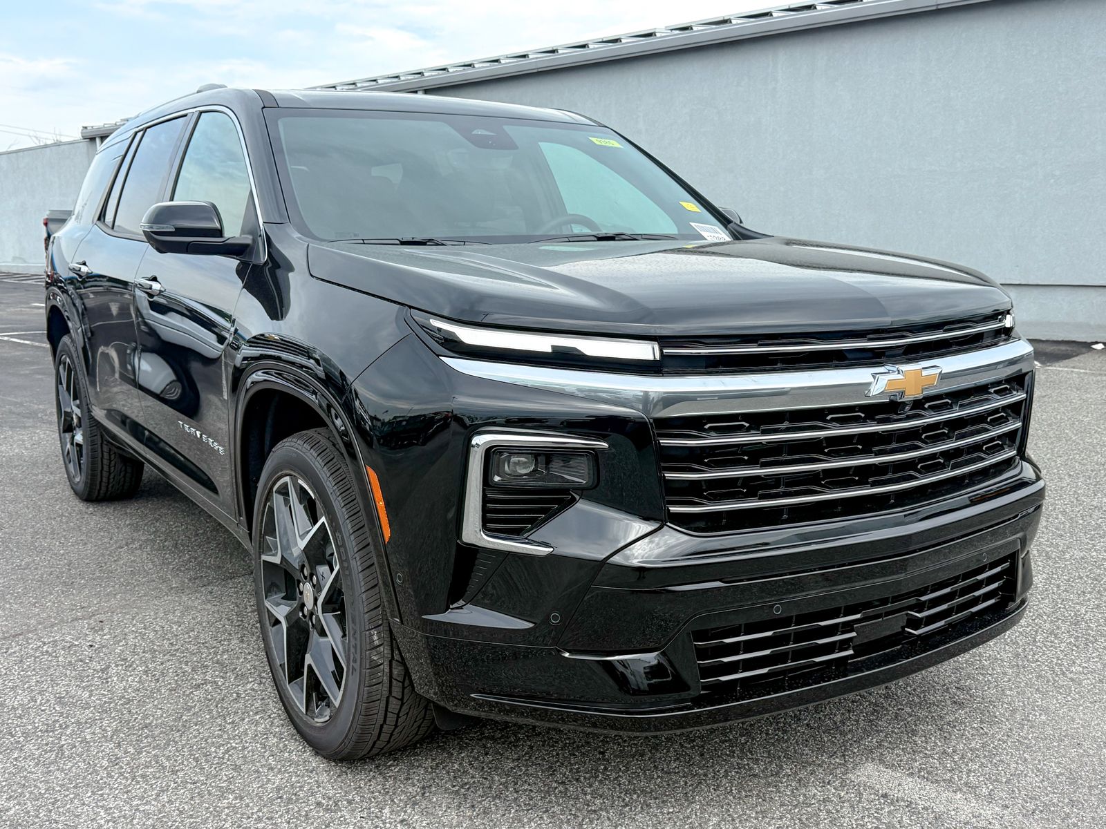 Photo view of 2026 Chevrolet Traverse in Black