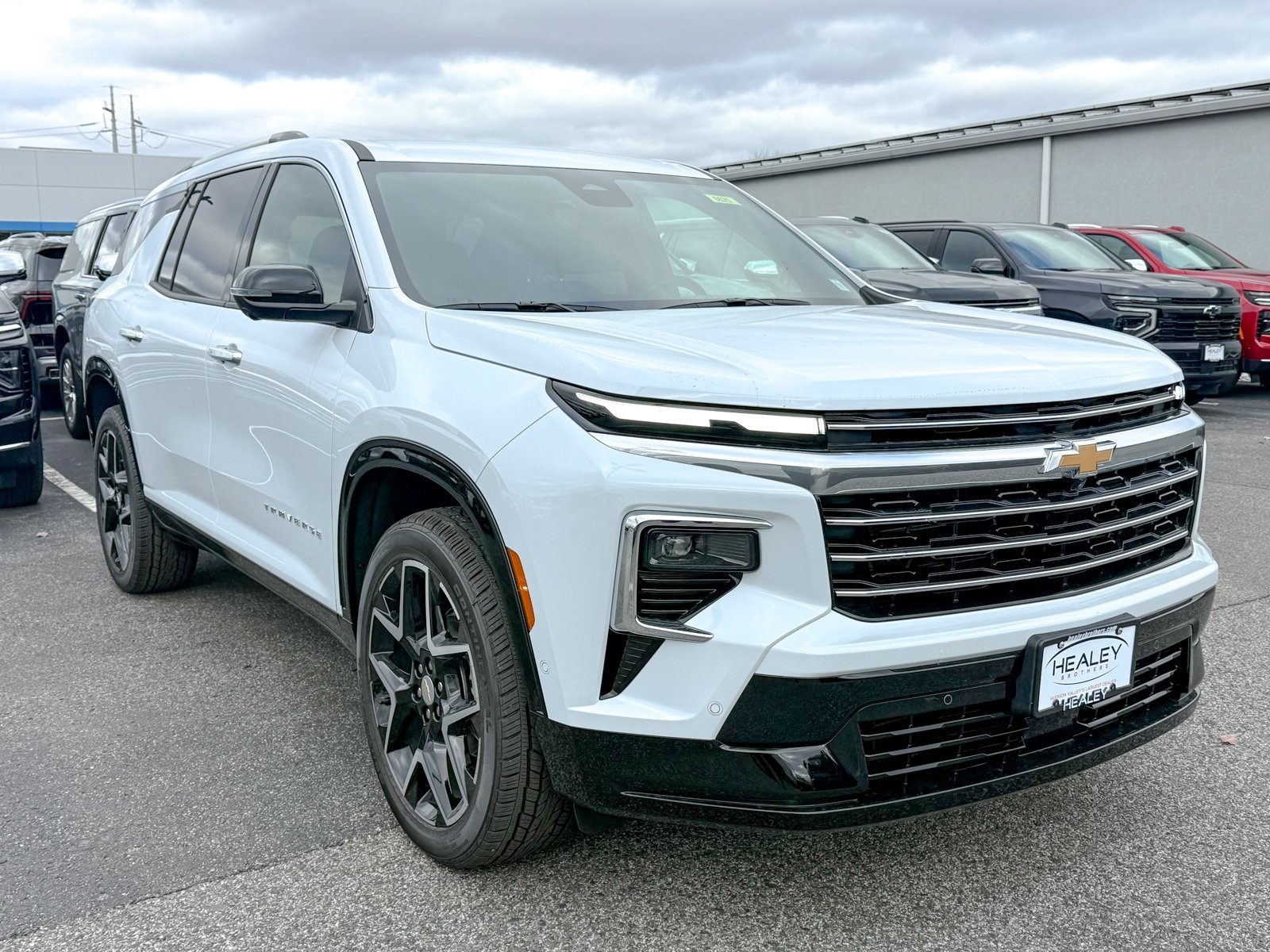 Photo view of 2026 Chevrolet Traverse in White