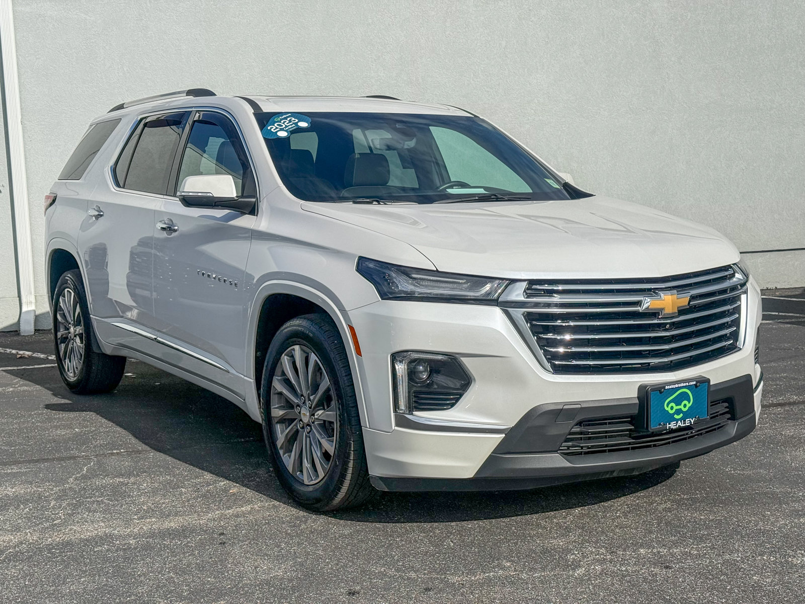 Photo view of 2023 Chevrolet Traverse in White