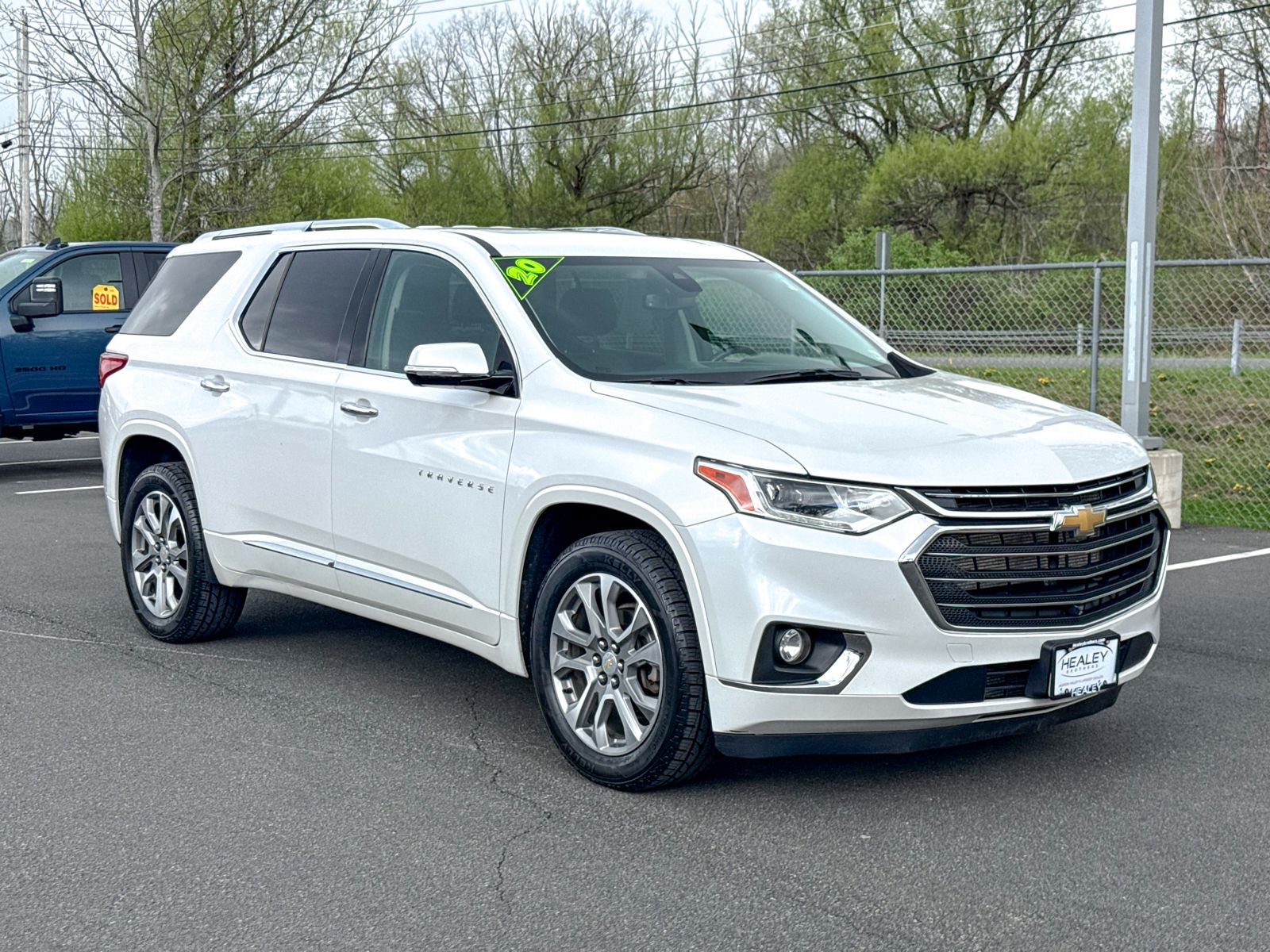Photo view of 2020 Chevrolet Traverse in White