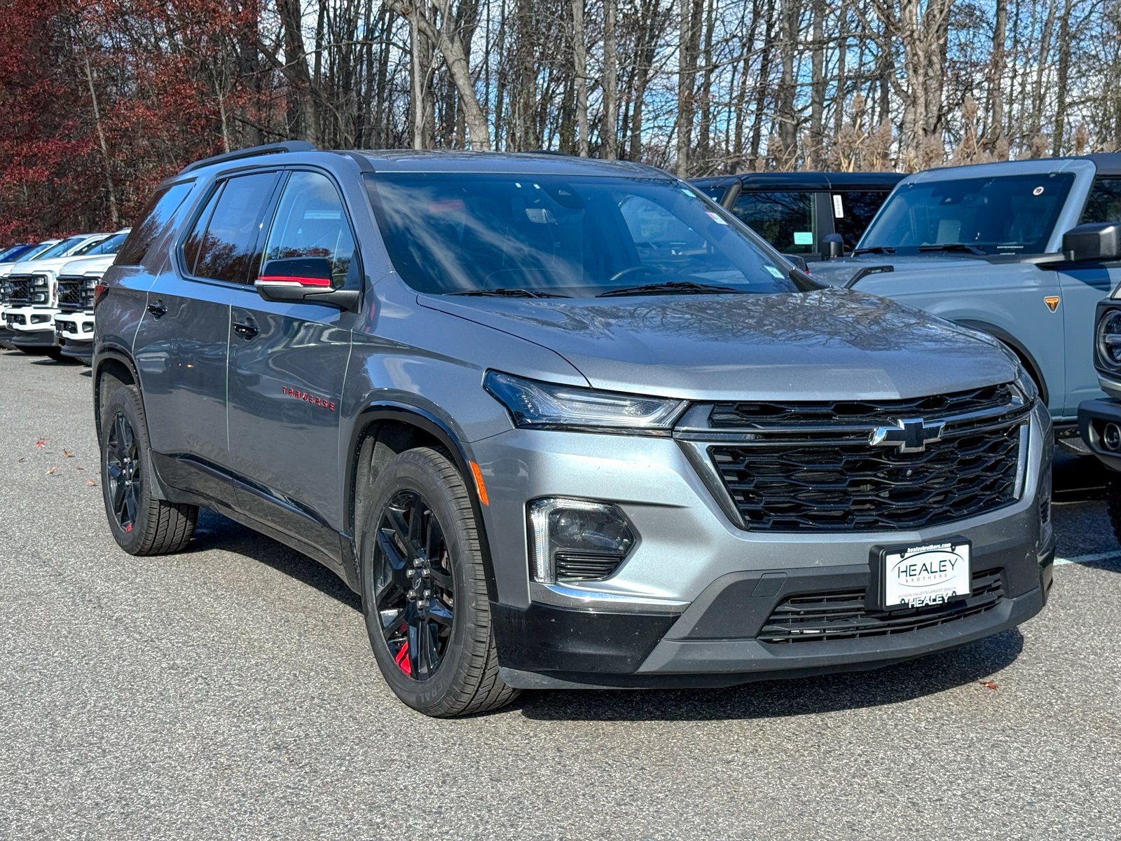 Photo view of 2023 Chevrolet Traverse in Gray