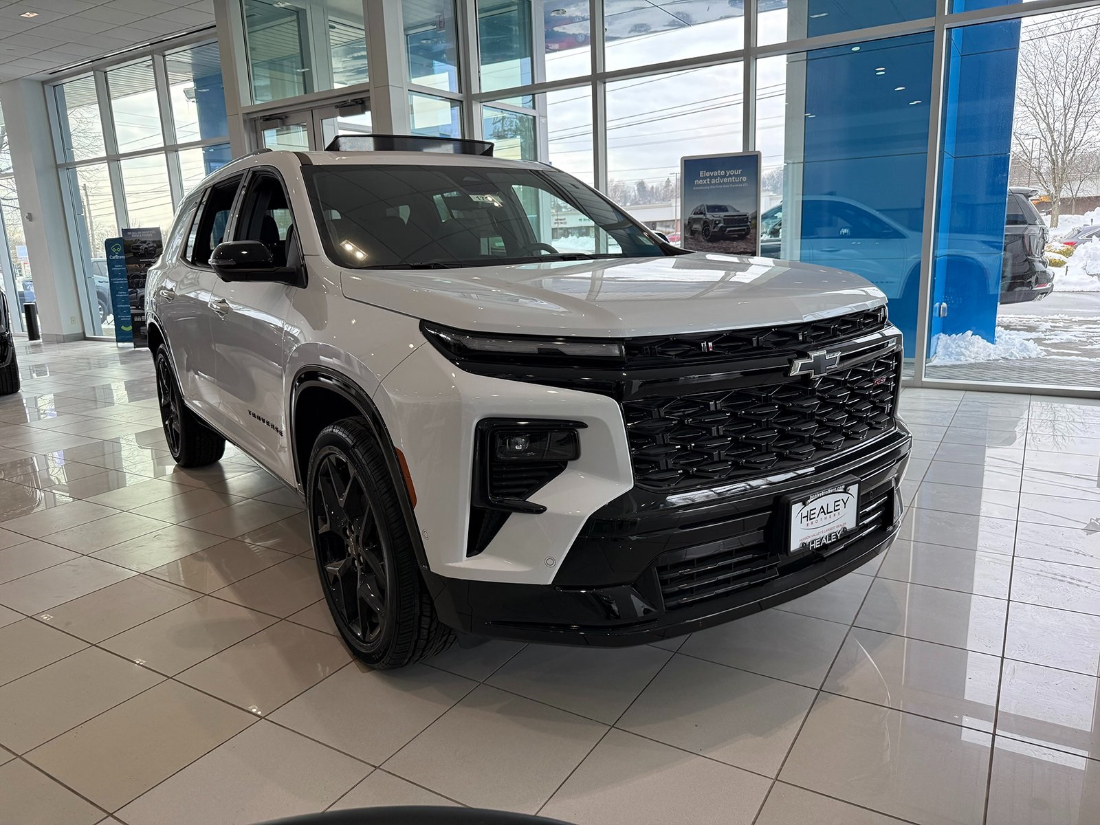 Photo view of 2026 Chevrolet Traverse in White