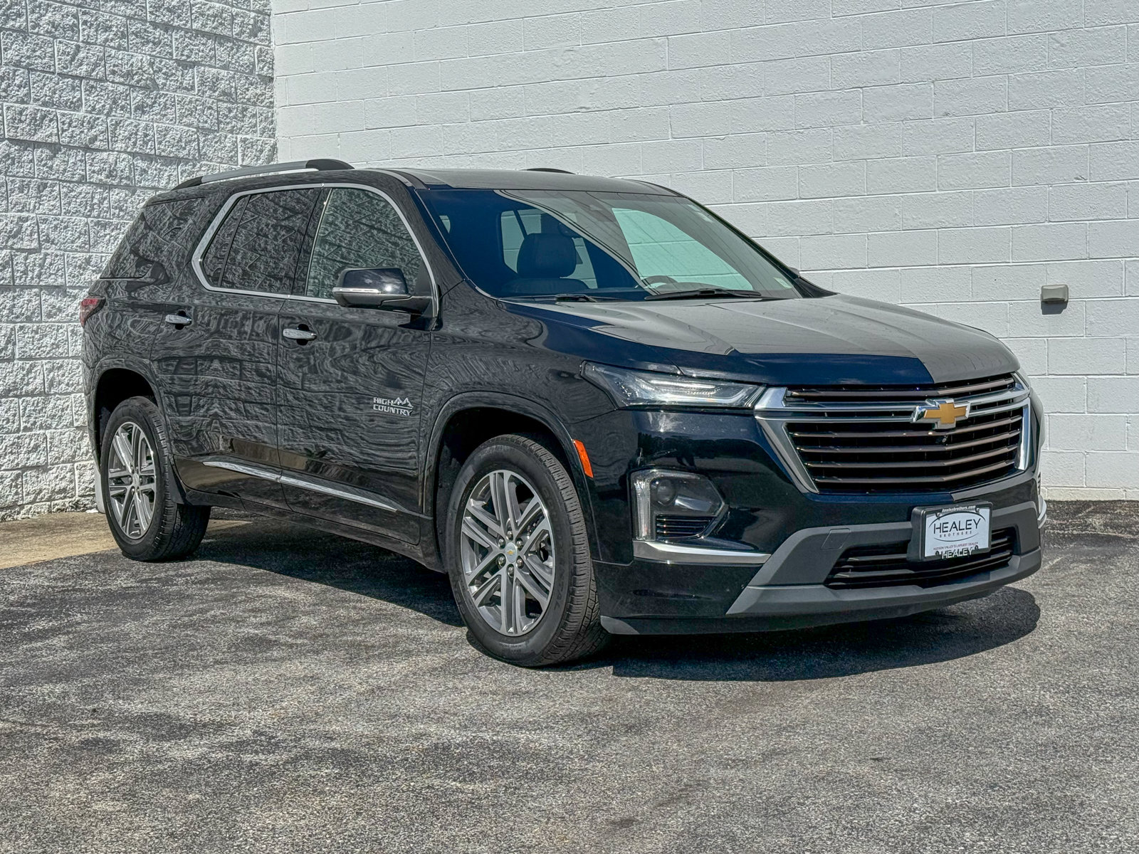 Photo view of 2023 Chevrolet Traverse in Black