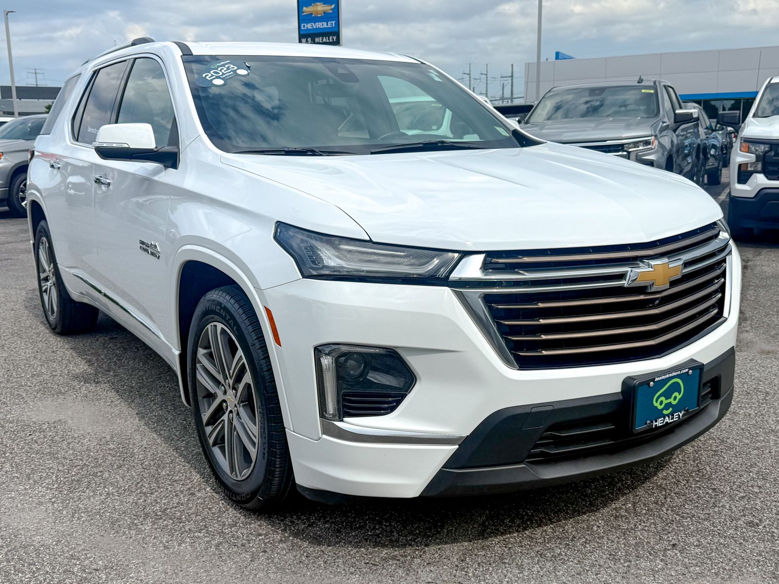 Photo view of 2023 Chevrolet Traverse in White
