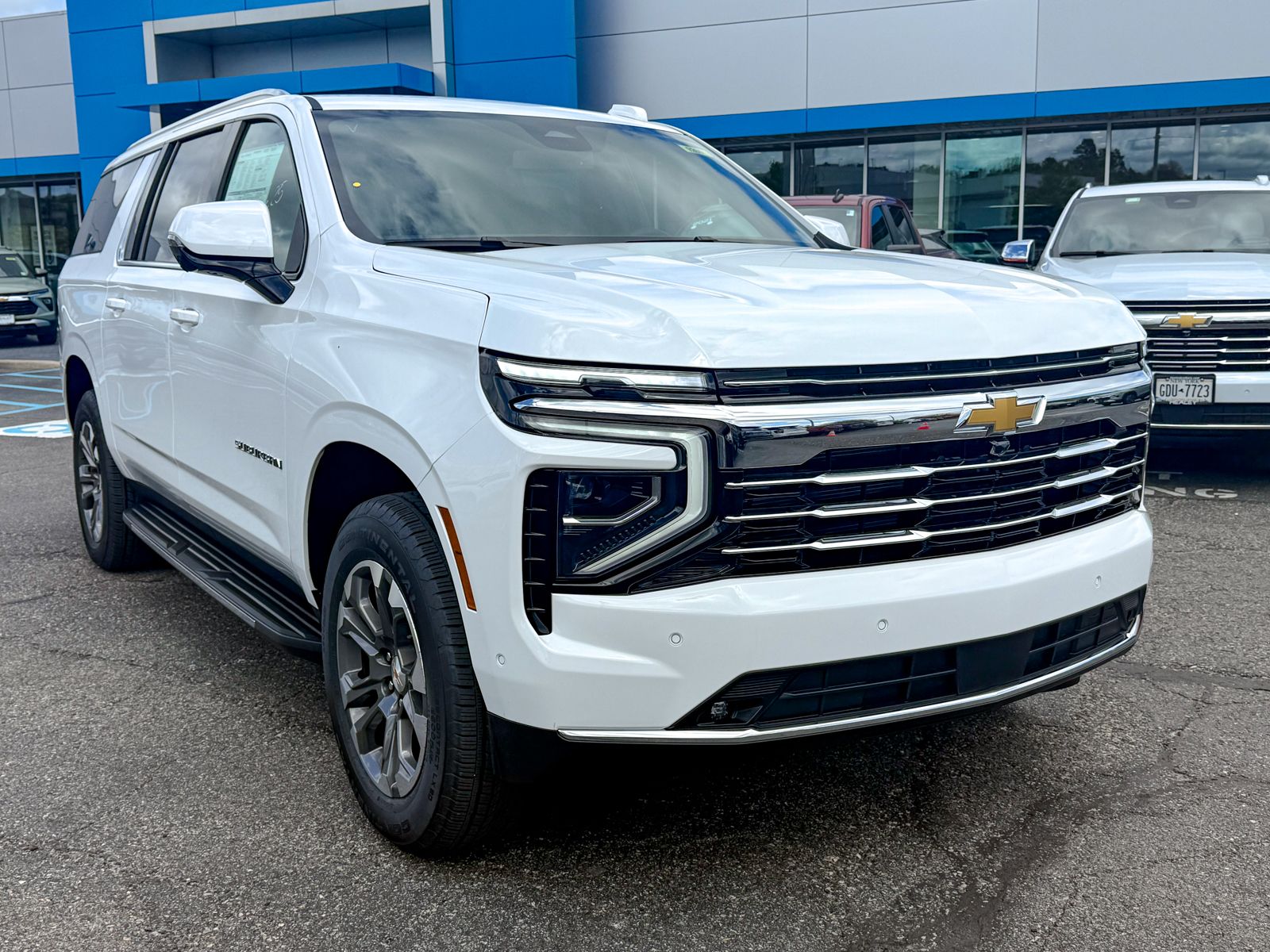 Photo view of 2026 Chevrolet Suburban in White