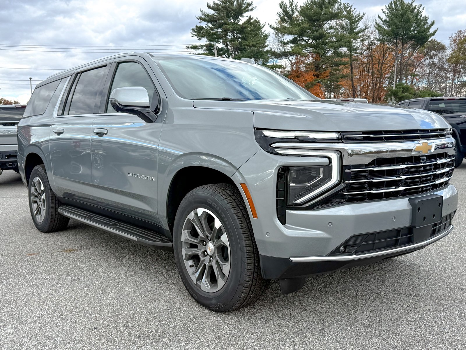 Photo view of 2026 Chevrolet Suburban in Gray