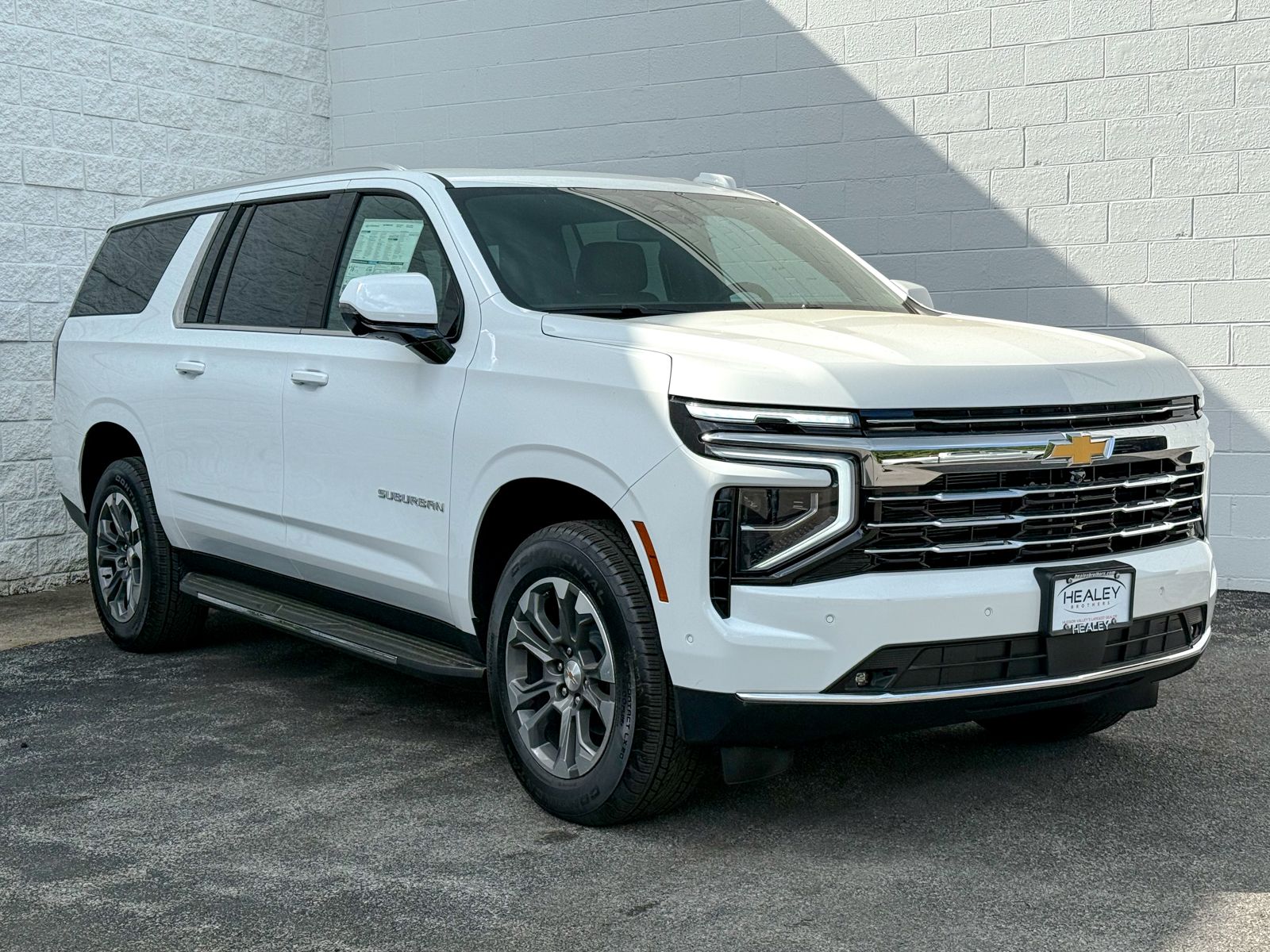 Photo view of 2026 Chevrolet Suburban in White