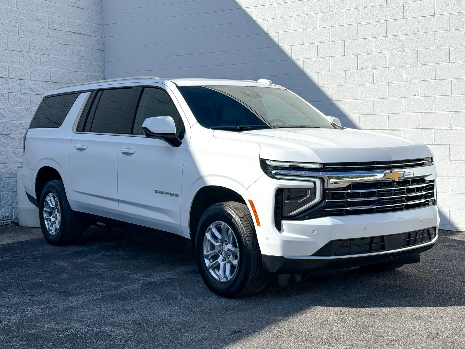 Photo view of 2025 Chevrolet Suburban in White