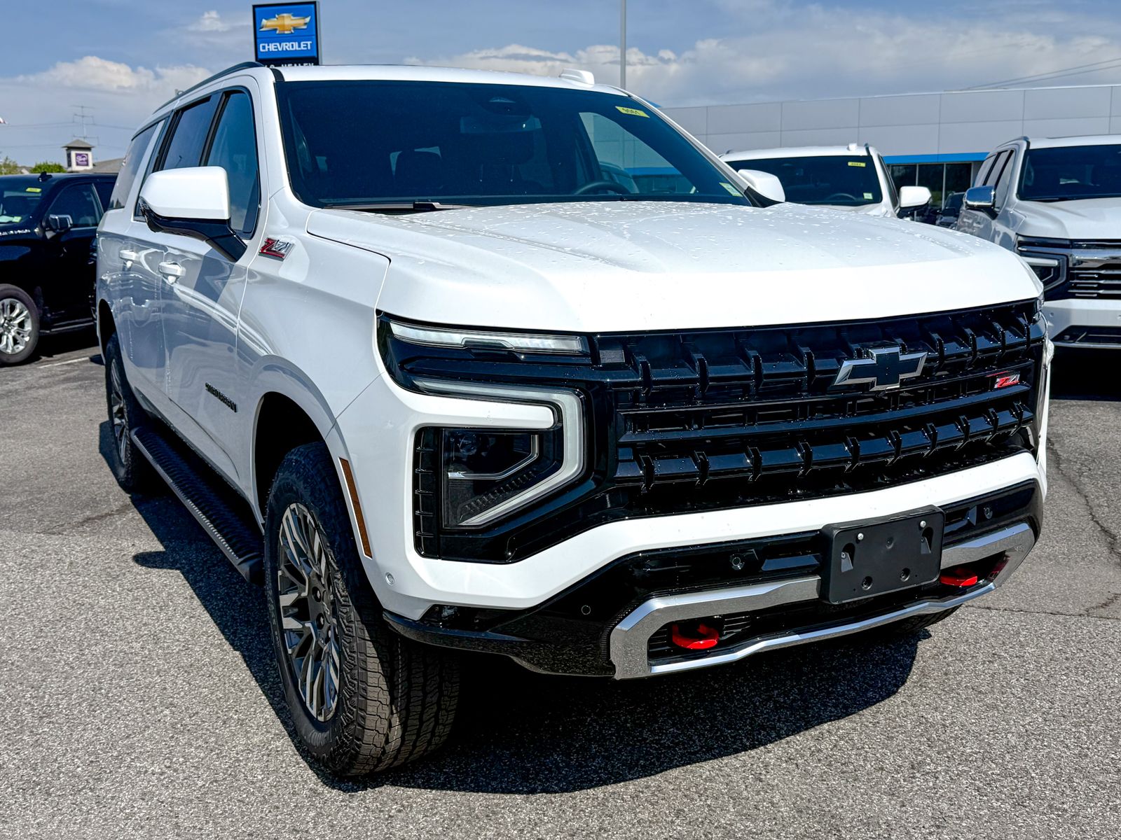 Photo view of 2026 Chevrolet Suburban in White